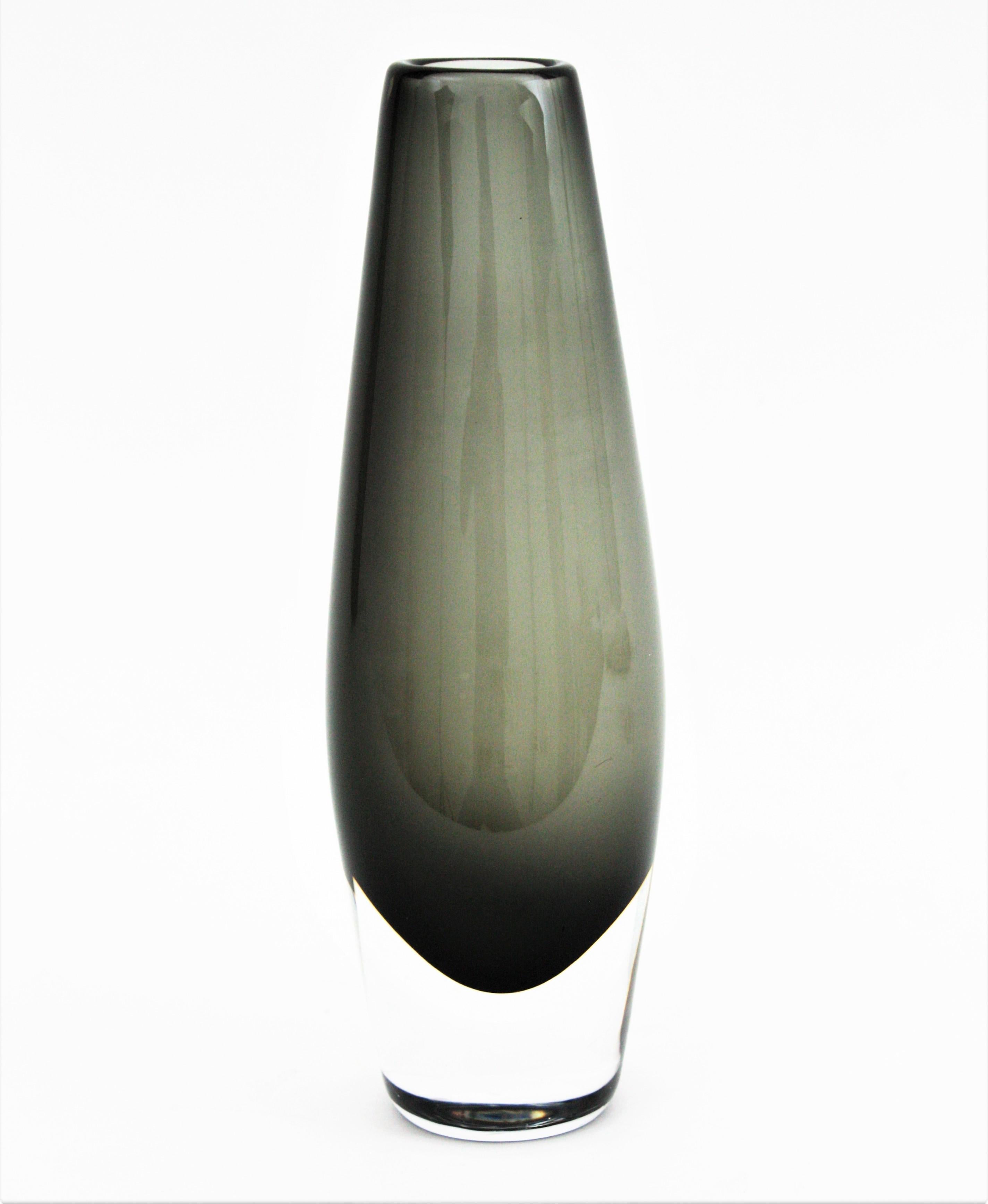Scandinave moderne Vase en verre gris et transparent Nils Lamberg pour Orrefors Sommerso en vente