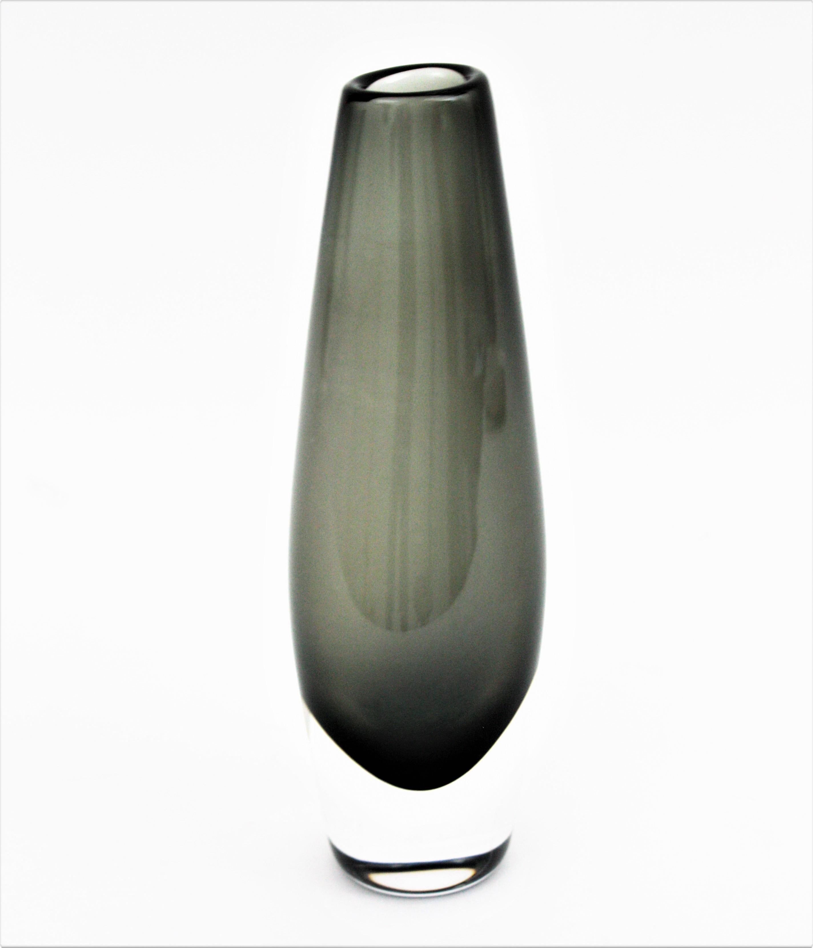 Nils Lamberg for Orrefors Sommerso Grey and Clear Glass Vase In Good Condition For Sale In Barcelona, ES