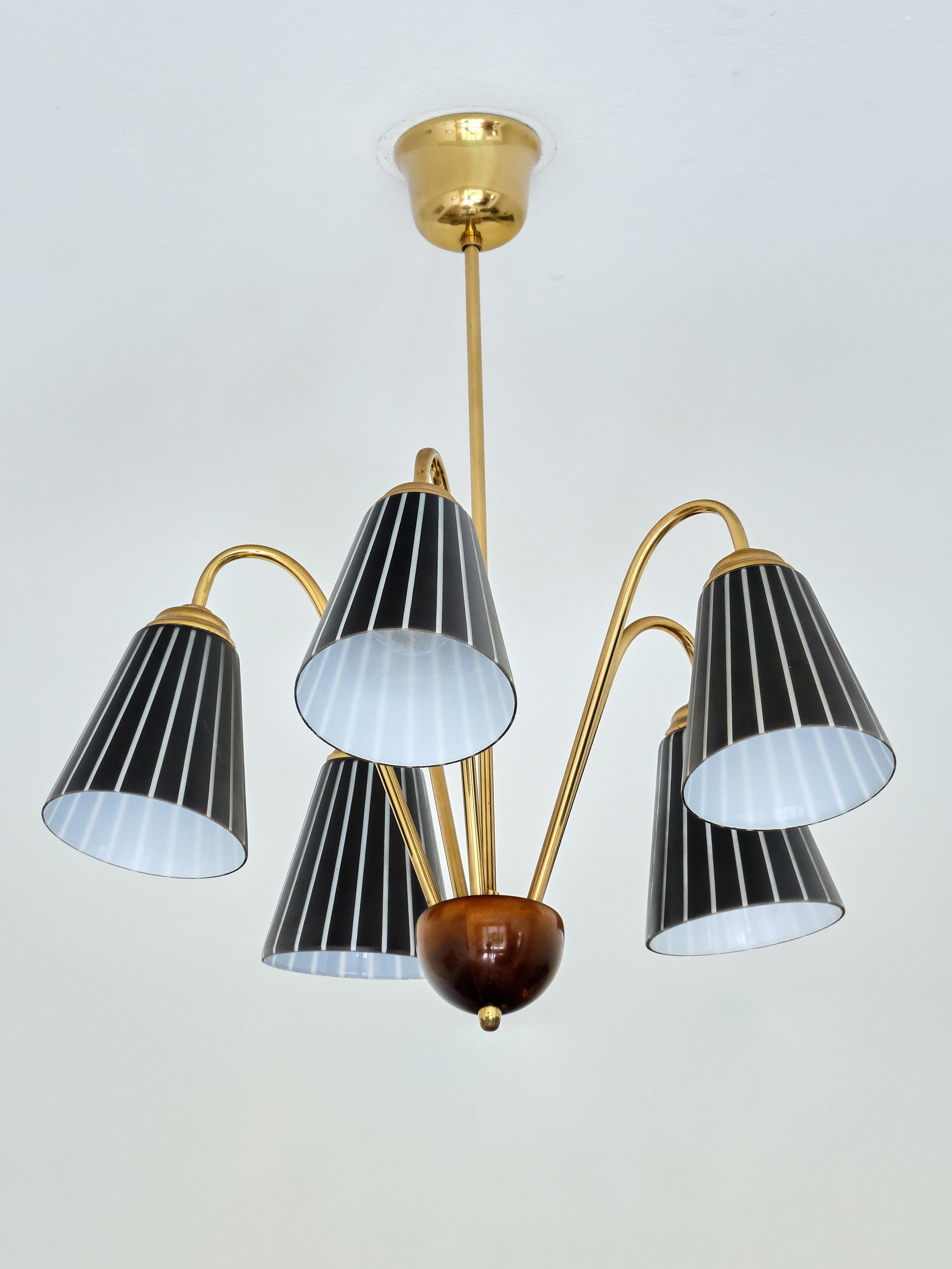 Nils Landberg Attributed Five Arm Chandelier in Striped Glass & Brass, Orrefors In Good Condition In The Hague, NL