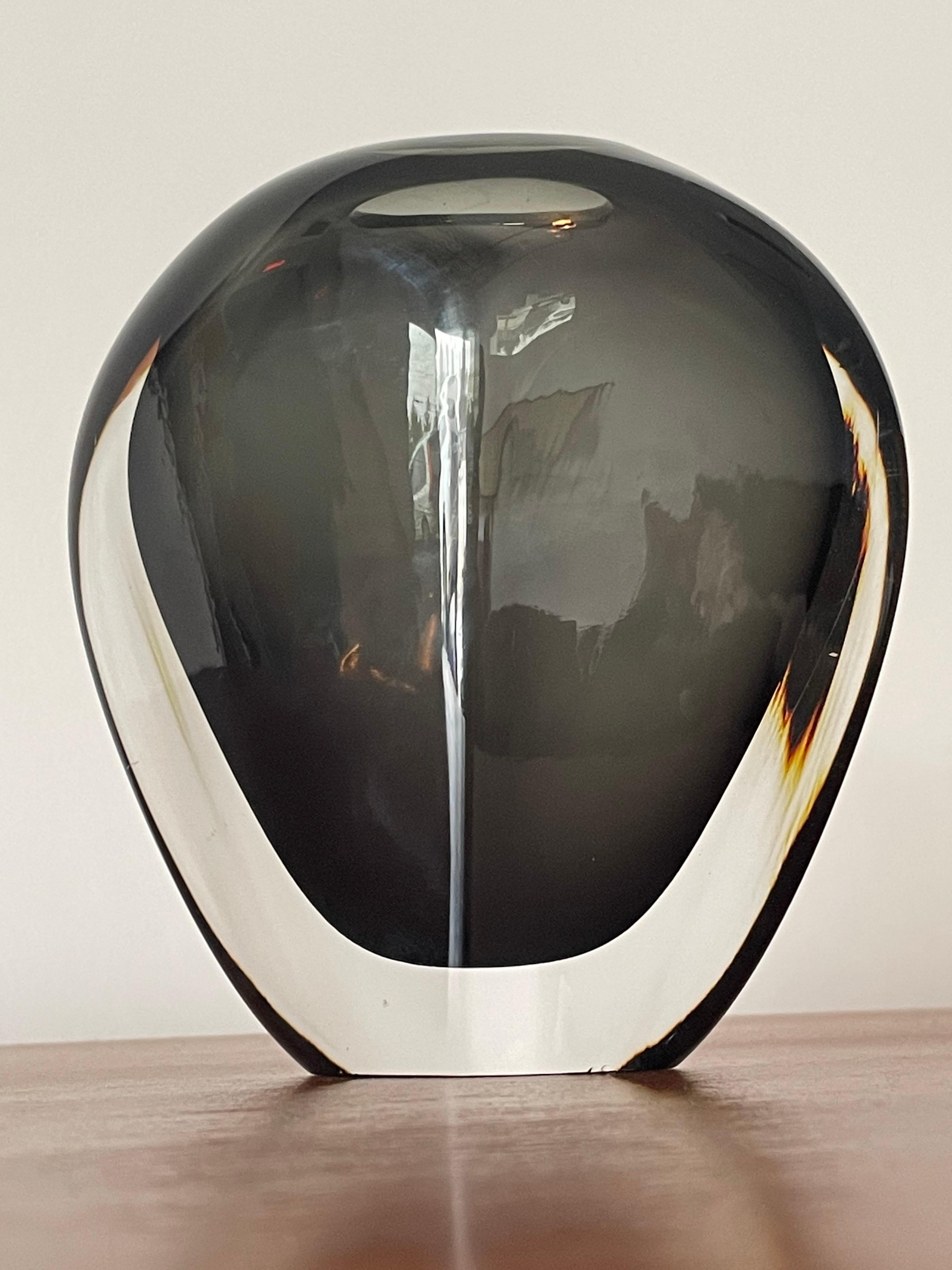 Élégant vase en verre conçu par Nils Landberg pour Orrefors, exécuté selon la technique 