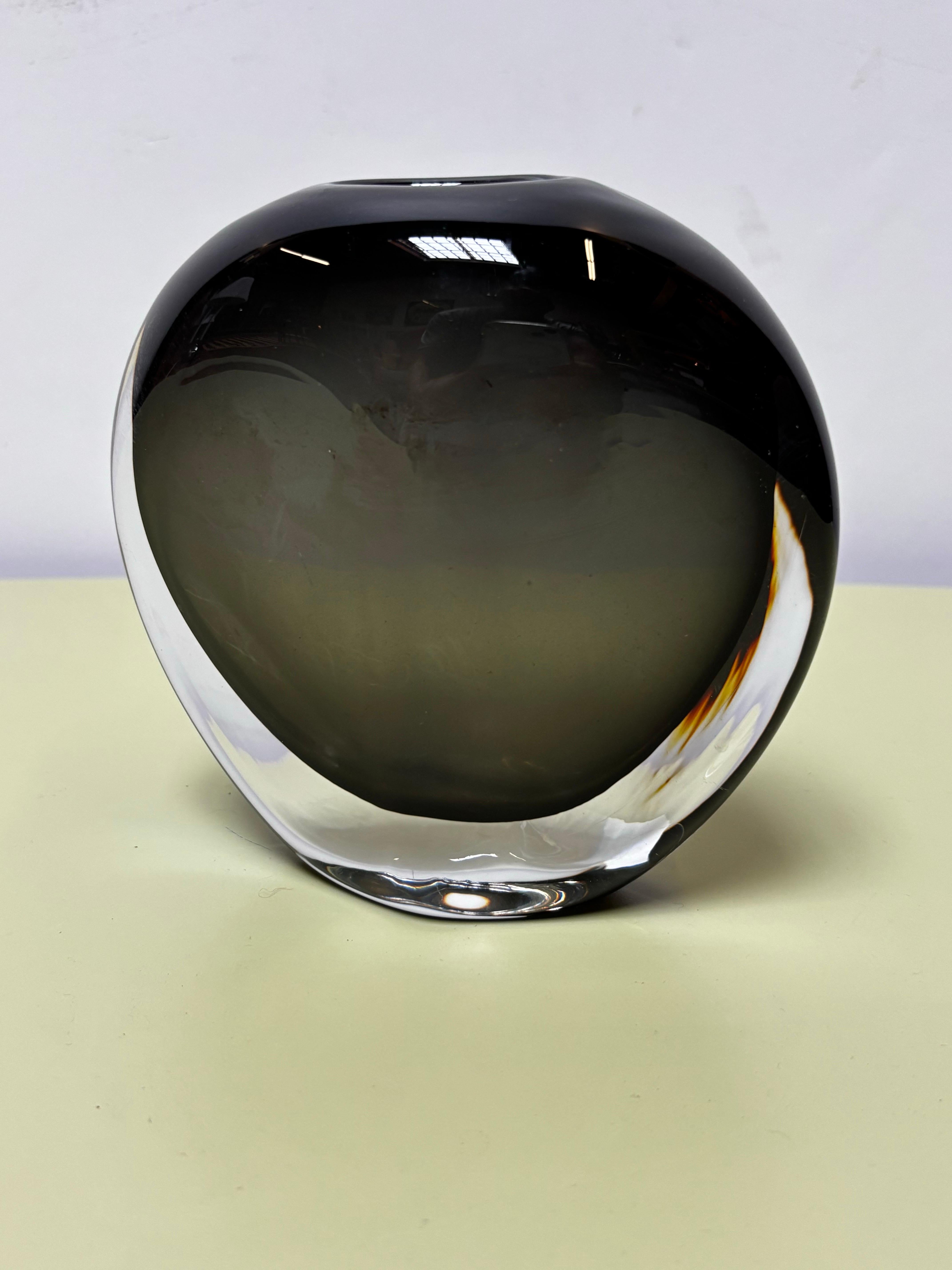 Jarrón Sommerso de Nils Landberg para Orrefors Glass.  Interior ahumado verde/gris con una capa exterior de cristal transparente.  Firmado al pie.  ¡En muy buen estado original!