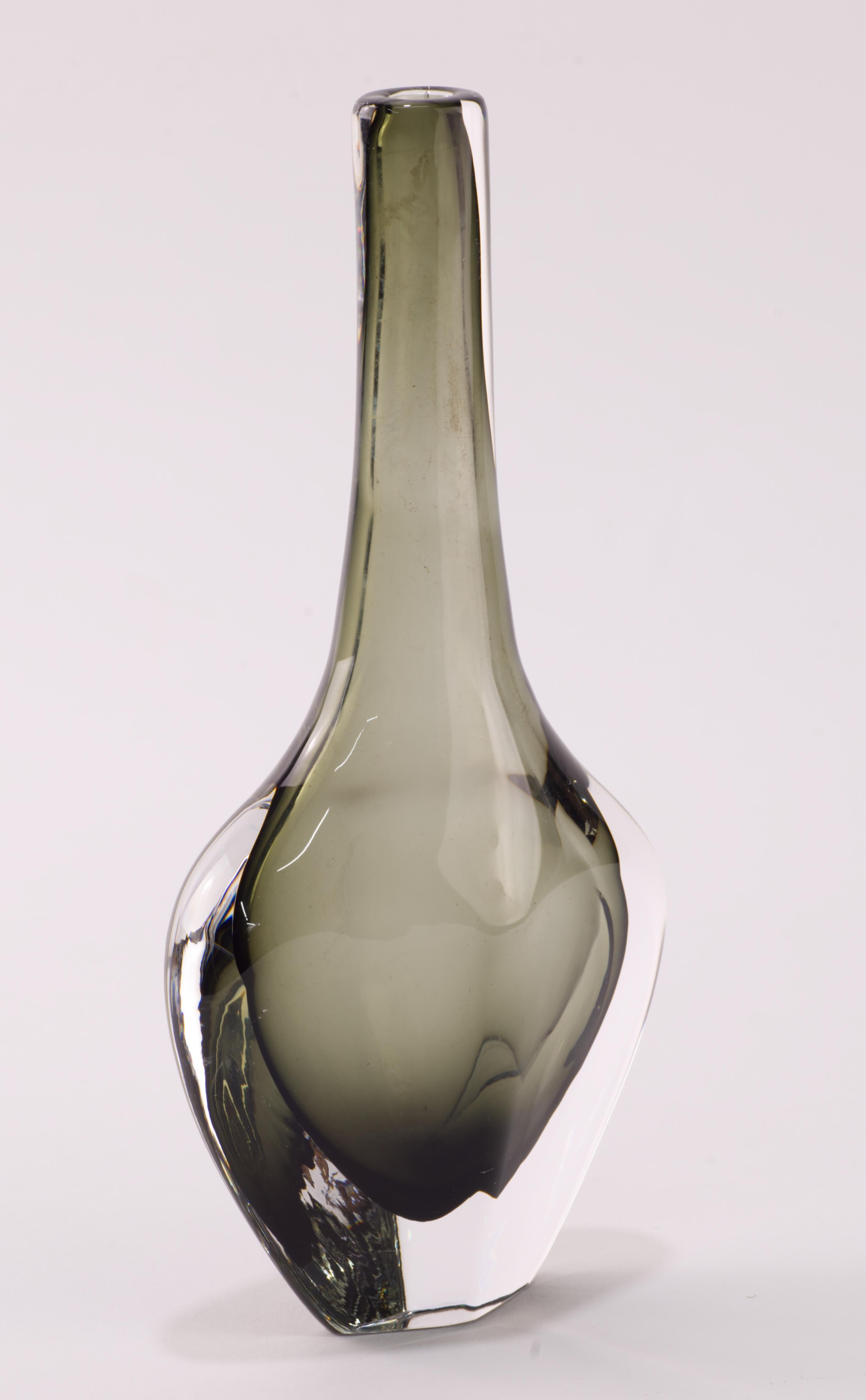 Scandinavo moderno Nils Landberg per Orrefors Vaso Sommerso Grigio fumo e trasparente, anni '50 in vendita