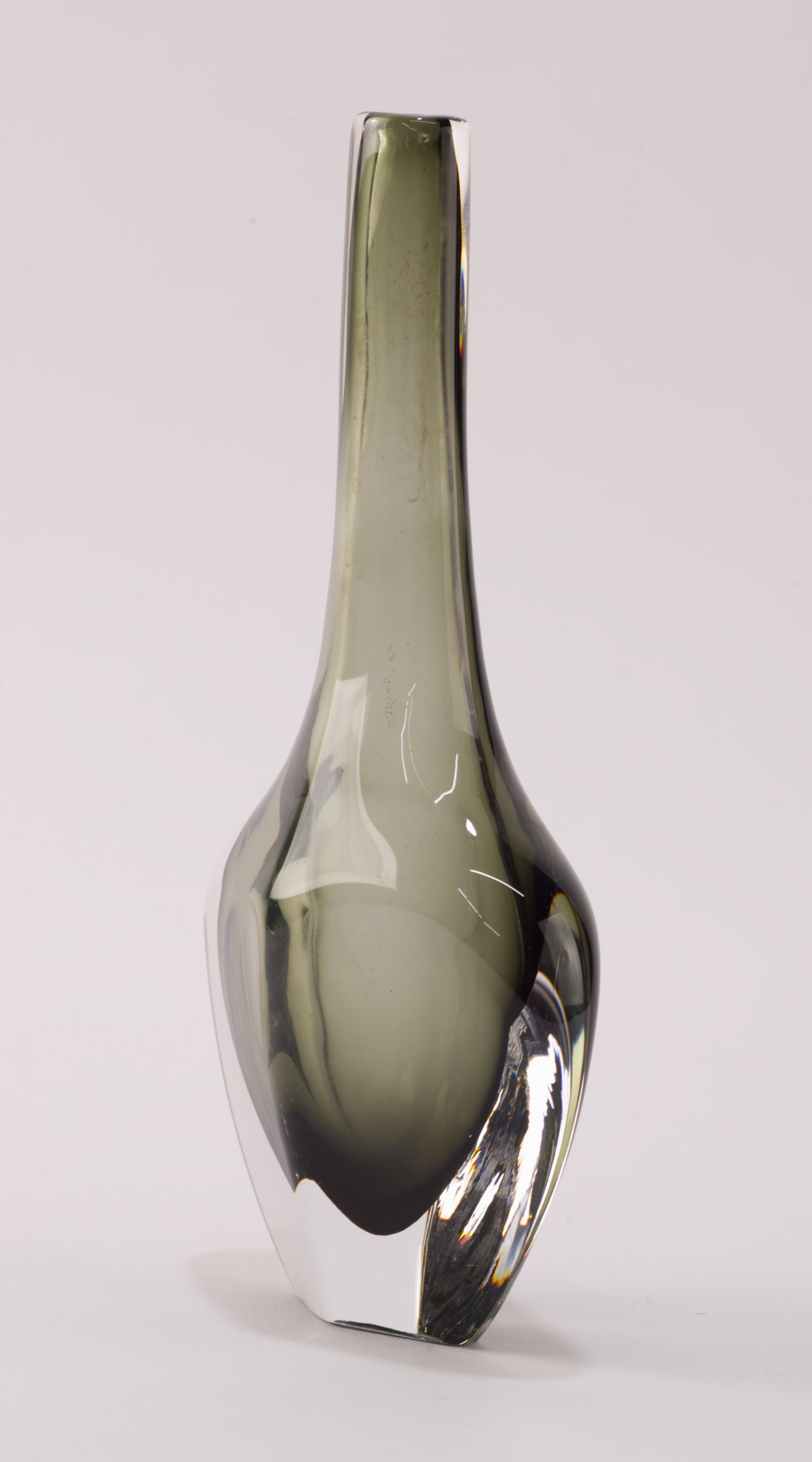 Fatto a mano Nils Landberg per Orrefors Vaso Sommerso Grigio fumo e trasparente, anni '50 in vendita