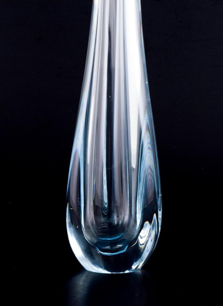 Nils Landberg for Orrefors, Sweden. Tall and slender art glass vase. In Excellent Condition For Sale In Copenhagen, DK