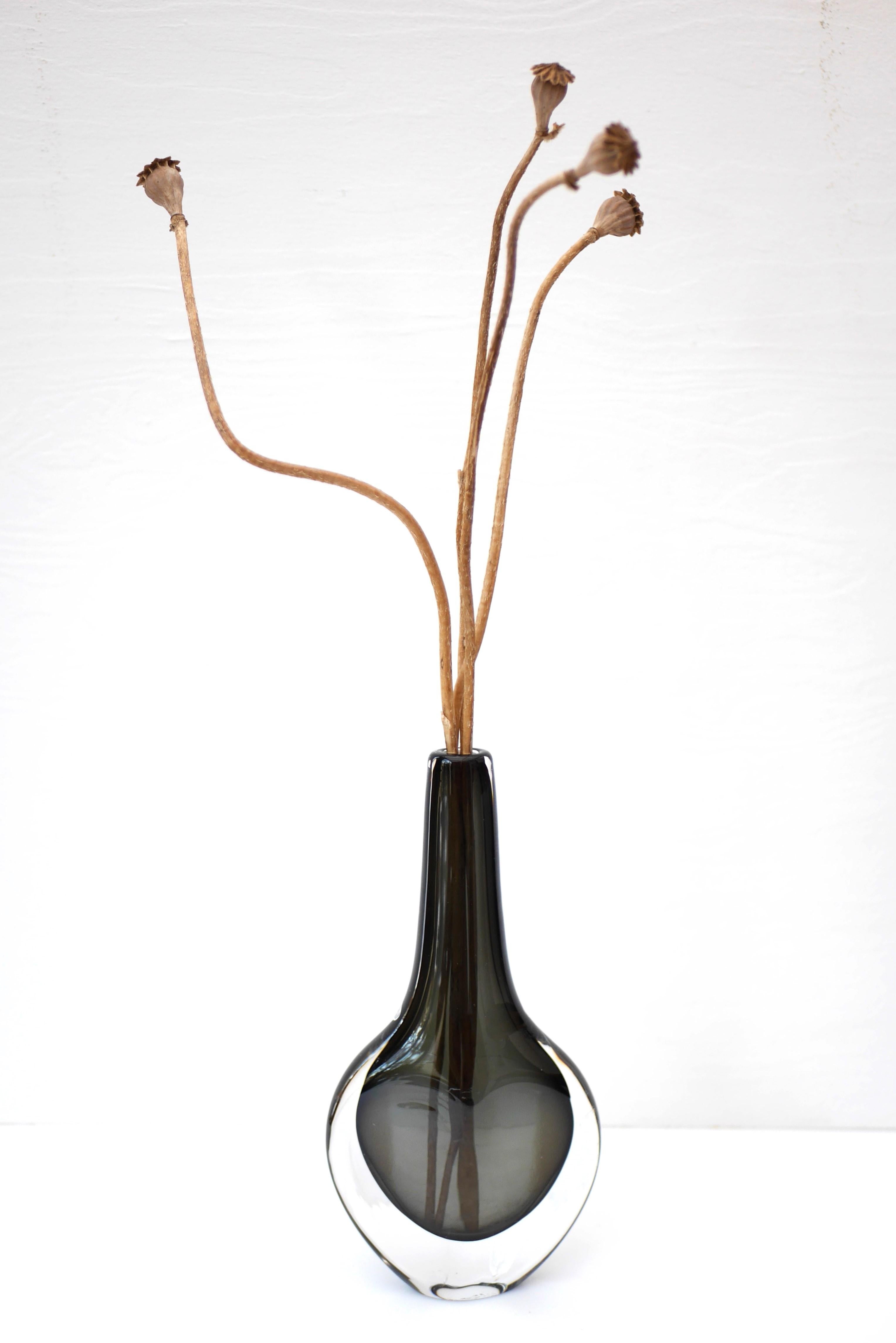 Magnifique vase vintage en verre sommerso soufflé à la bouche et signé par le talentueux Nils Landberg pour les verreries Orrefors, en Suède, dans les années 1960. Ce vase de couleur gris fumé foncé a été recouvert de cristal clair et fait partie de