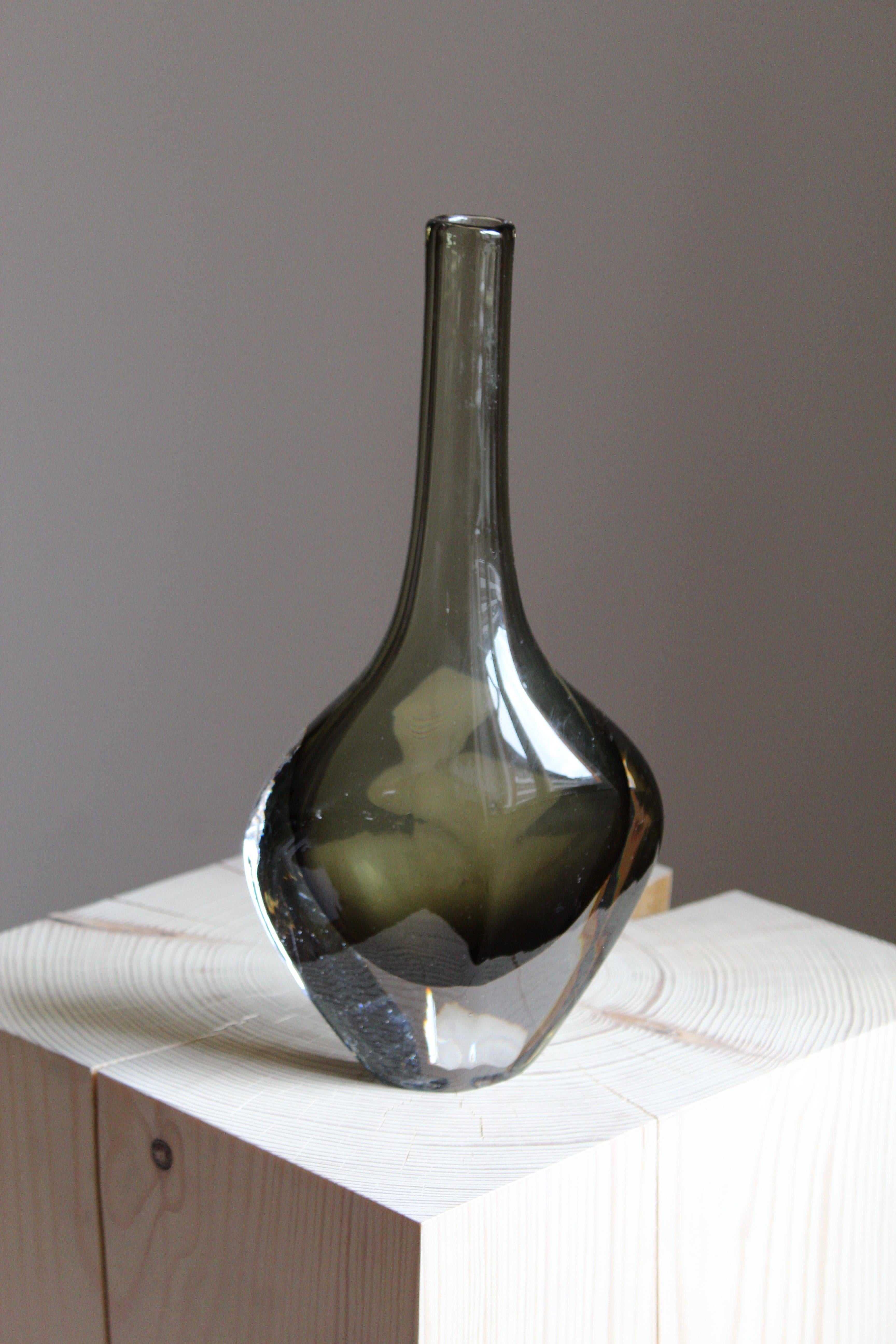 Mid-Century Modern Nils Landberg, Organic Vase, Blown Glass in Sommerso Technique, Orrefors, 1950s