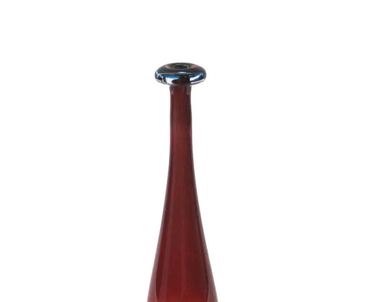 Die Red Expo Tulip Vase des Glaskünstlers Nils Landberg aus der Mitte des Jahrhunderts wurde in den 1950er Jahren für die Glashütte Orrefors entworfen. Diese zart getönte Vase ist aus mundgeblasenem Glas und auf der Unterseite mit einer
