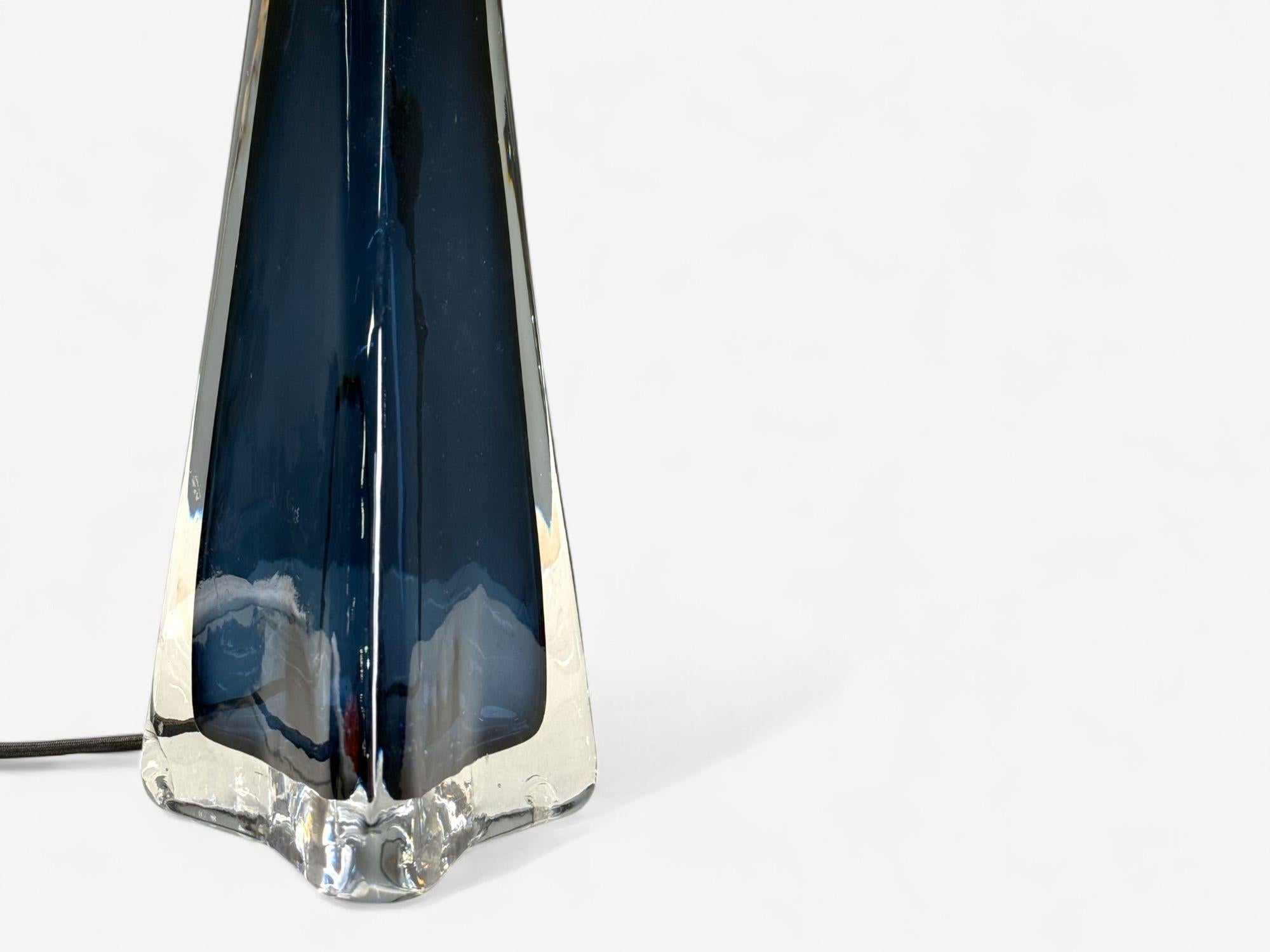 Mid-Century moderno Nils Landberg, Swedish Modern, Blue Glass, Table Lamp, Sweden, 1960s in vendita