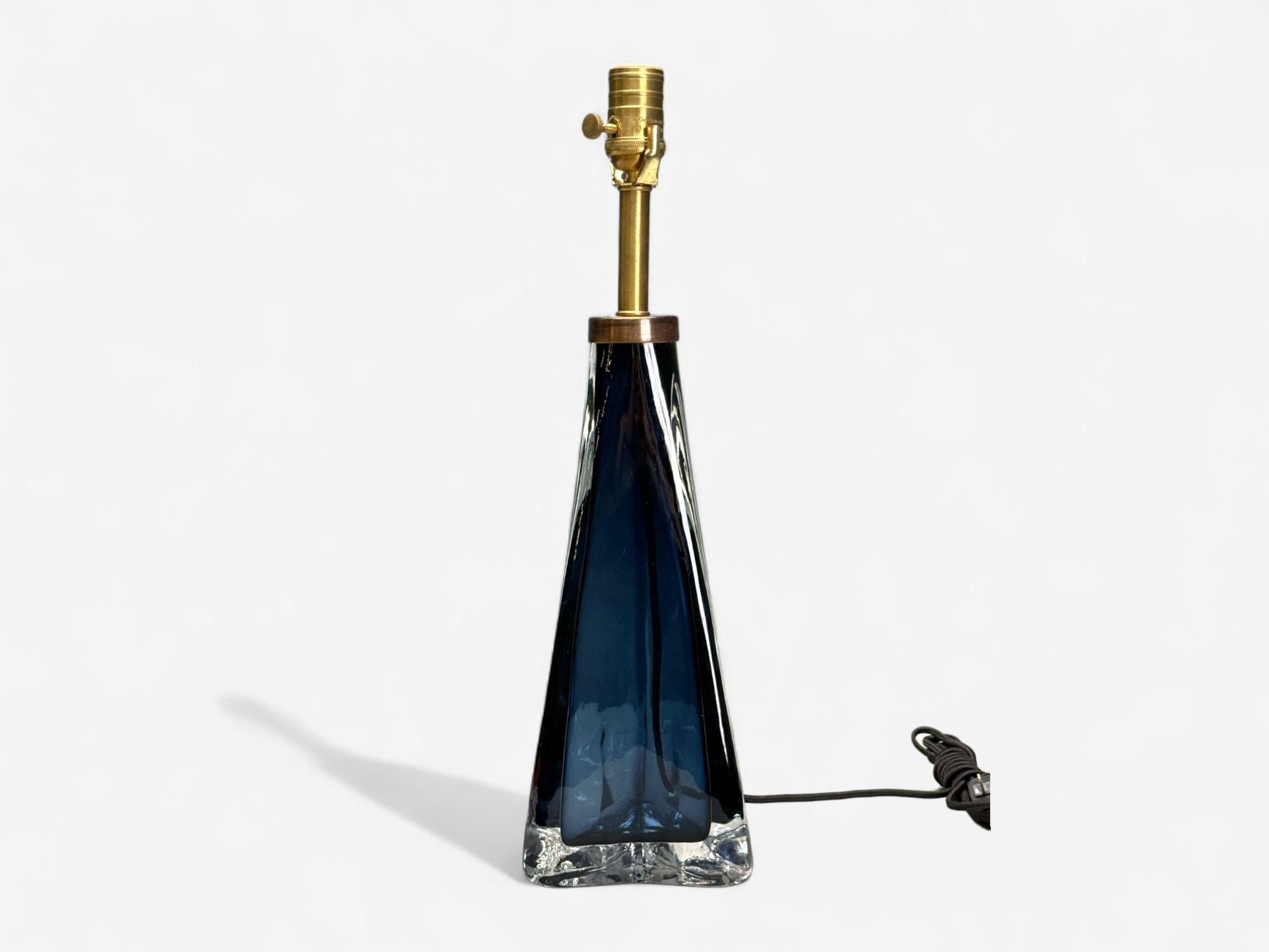 Nils Landberg, Swedish Modern, Blue Glass, Table Lamp, Sweden, 1960s In condizioni buone in vendita a Manhasset, NY