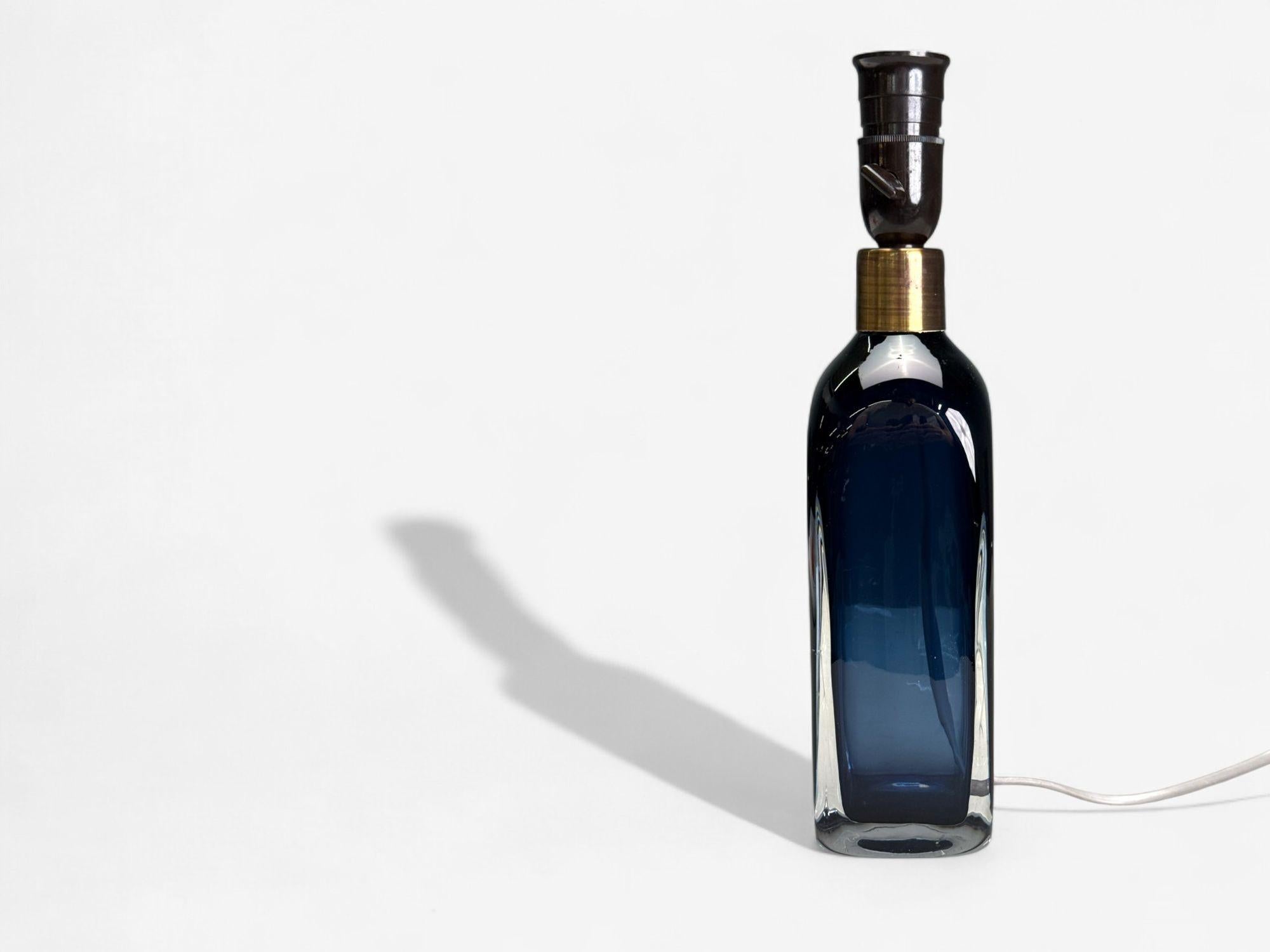 Mid-Century moderno Nils Landberg, Swedish Modern, Blue Tinted Glass, Table Lamp, Sweden, 1960s in vendita