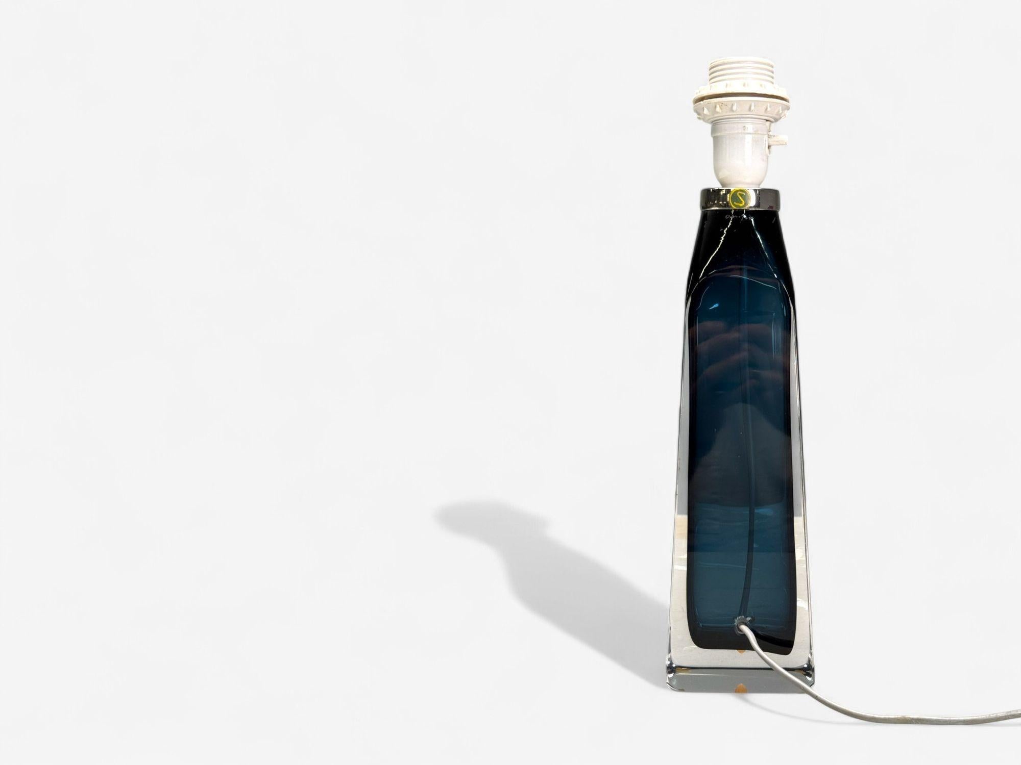 Nils Landberg, Swedish Modern, Blue Tinted Glass, Table Lamp, Sweden, 1960s In condizioni buone in vendita a Manhasset, NY