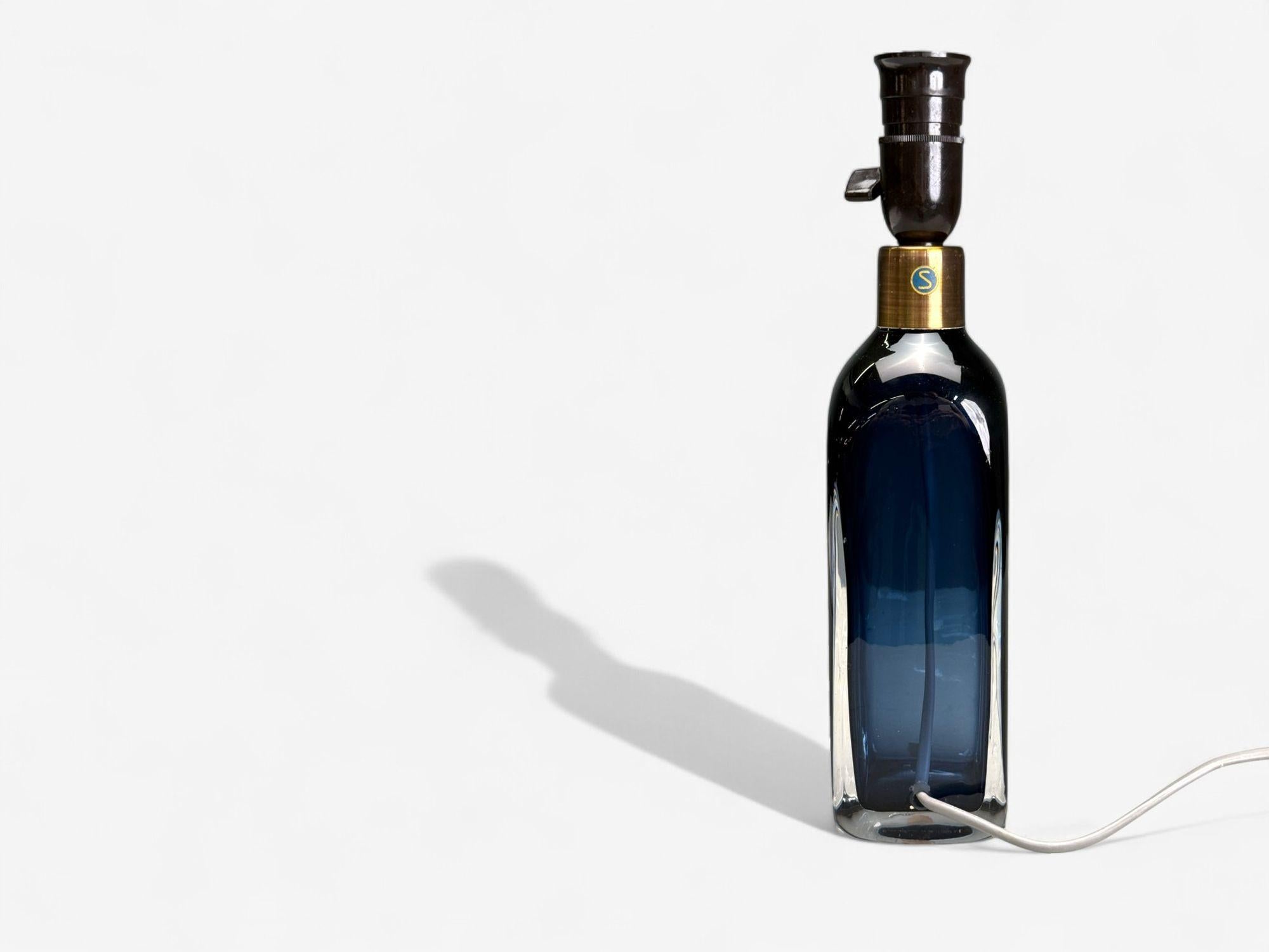 Nils Landberg, Swedish Modern, Blue Tinted Glass, Table Lamp, Sweden, 1960s In condizioni buone in vendita a Manhasset, NY