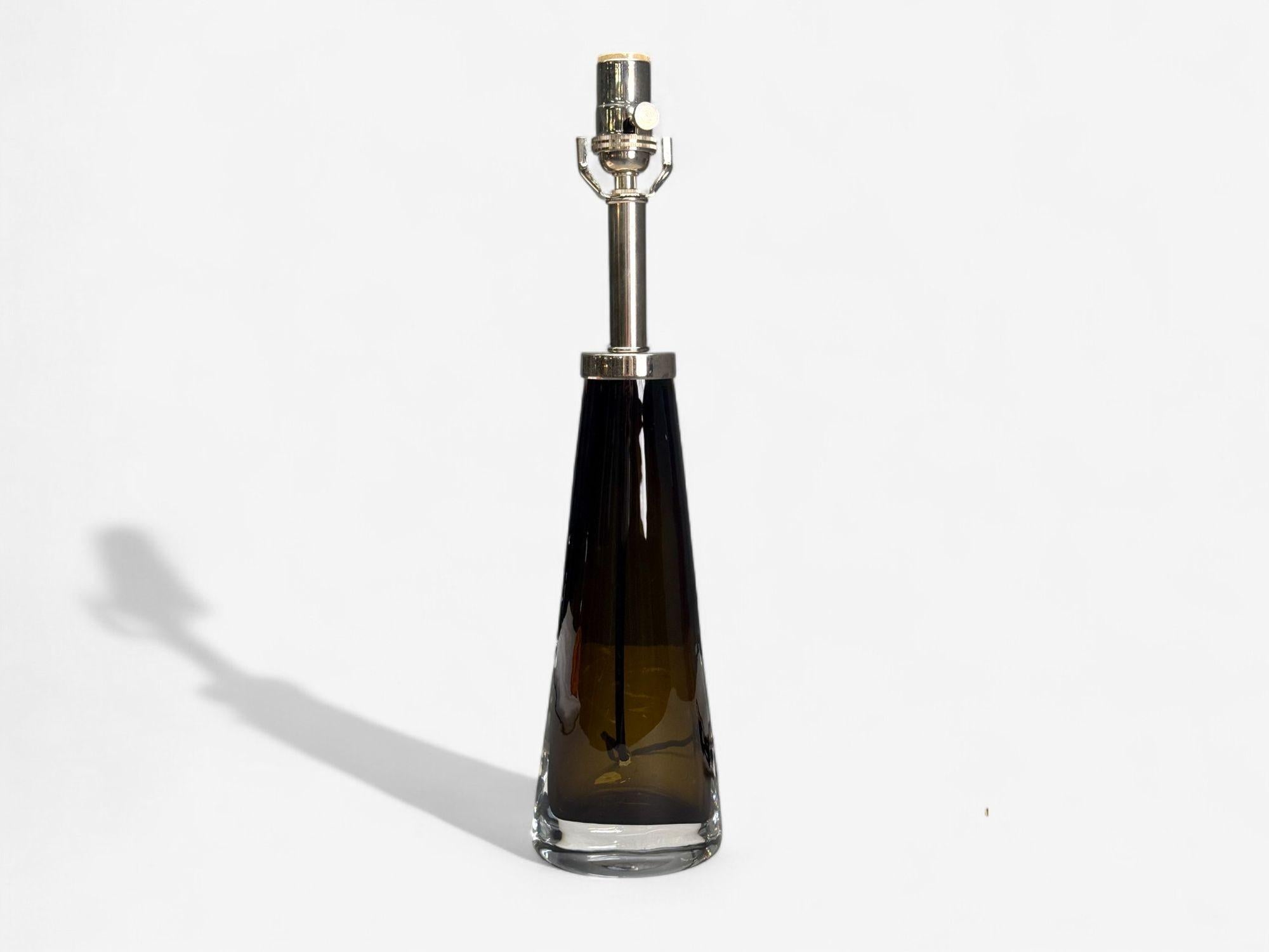 Nils Landberg, moderne suédois, verre teinté brun, lampe de table, Suède, années 1960

Lampe de table ou de bureau en forme de sablier en verre brun, conçue par Nils Landberg pour Orrefors en Suède, vers les années 1960.

Verre ; A.I.C. Suède c.