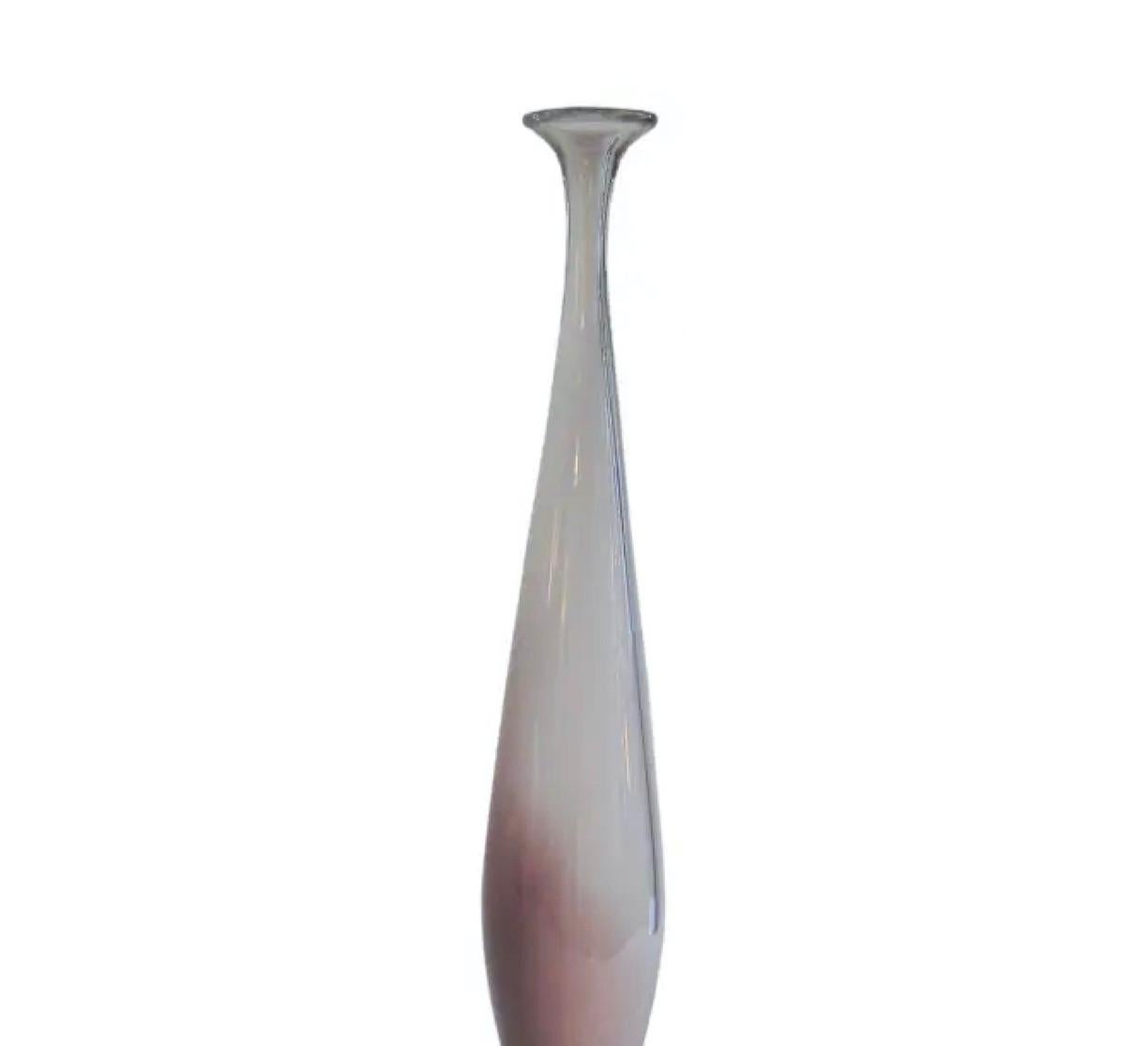 Die große Expo-Tulpenvase des Glaskünstlers Nils Landberg aus der Mitte des Jahrhunderts wurde in den 1950er Jahren für die Glashütte Orrefors entworfen. Diese zart getönte Vase ist aus mundgeblasenem Glas und auf der Unterseite mit einer