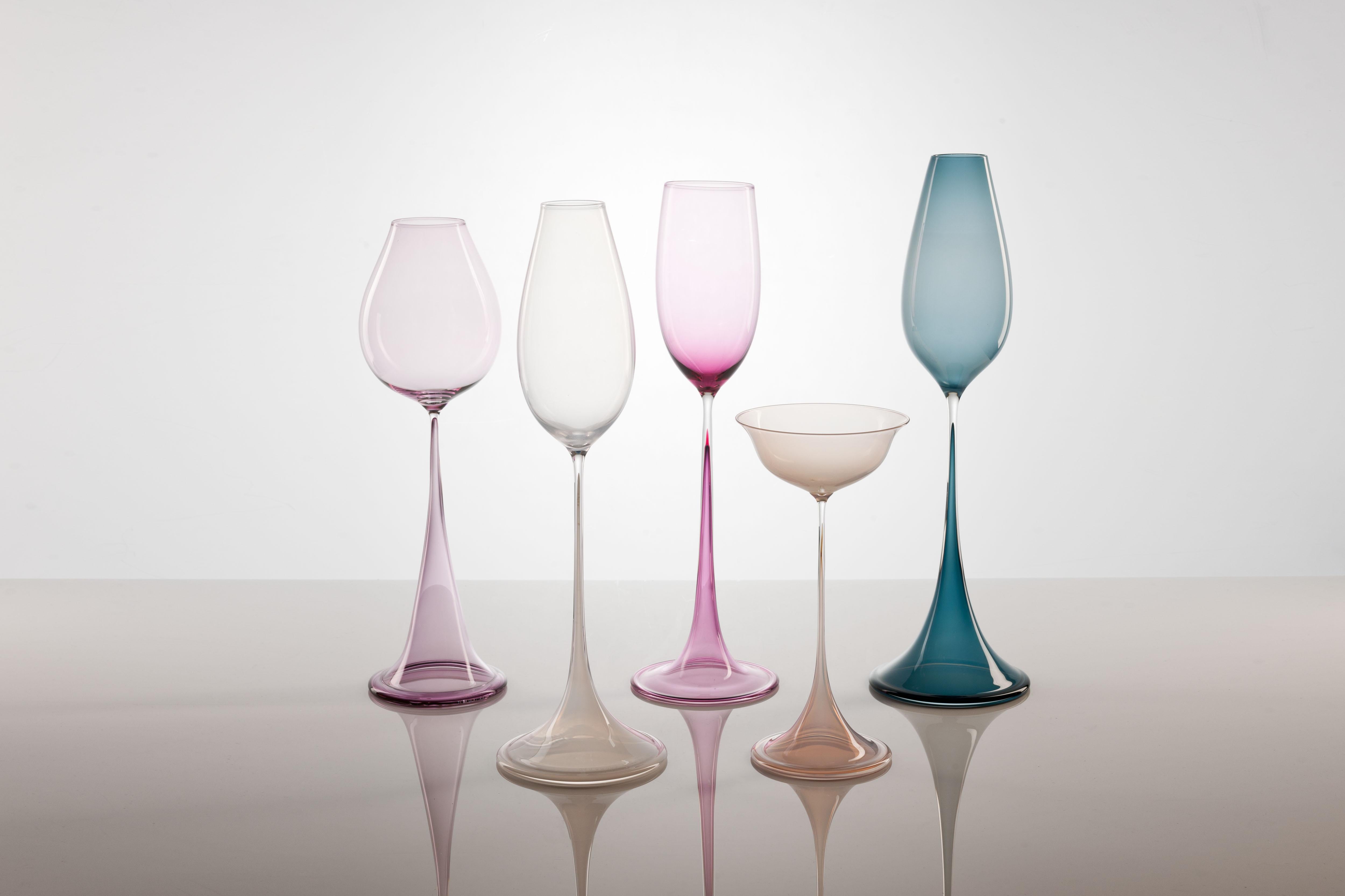 Délicats et éthérés, les vases Tulpan (Tulipe) du designer suédois Nils Landberg. 
À la fin des années 1940, Landberg a mis au point le verre élancé qui l'a rendu célèbre. Les tailles et les formes varient, l'objectif étant d'obtenir des longueurs