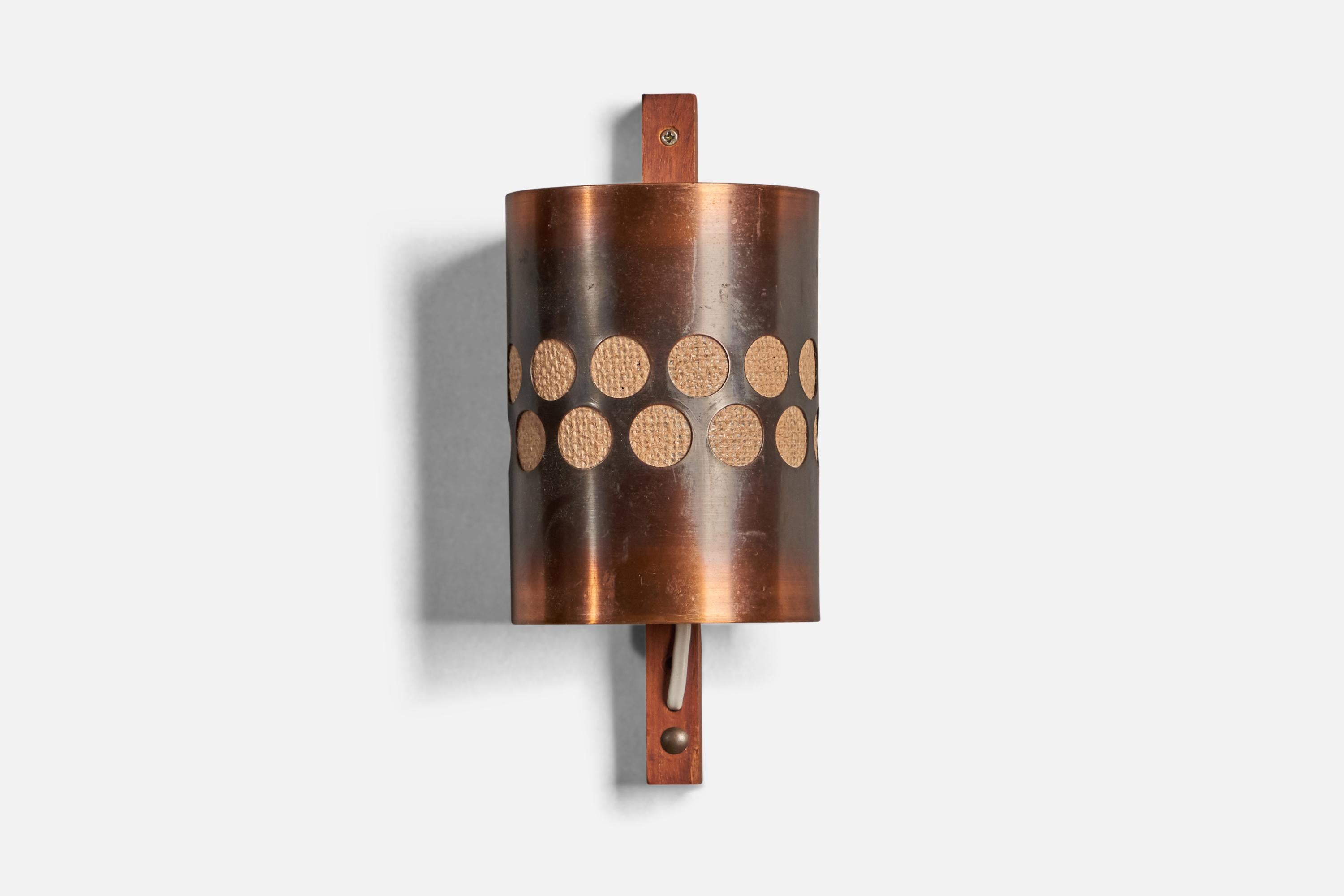 A burnished copper, raffia and stained oak wall light designed and produced by Nils Ledung, Sweden, c. 1960s.

Overall Dimensions (inches): 10” H x 4.4” W x 4.5” D
Bulb Specifications: E-14 Bulb
Number of Sockets: 1