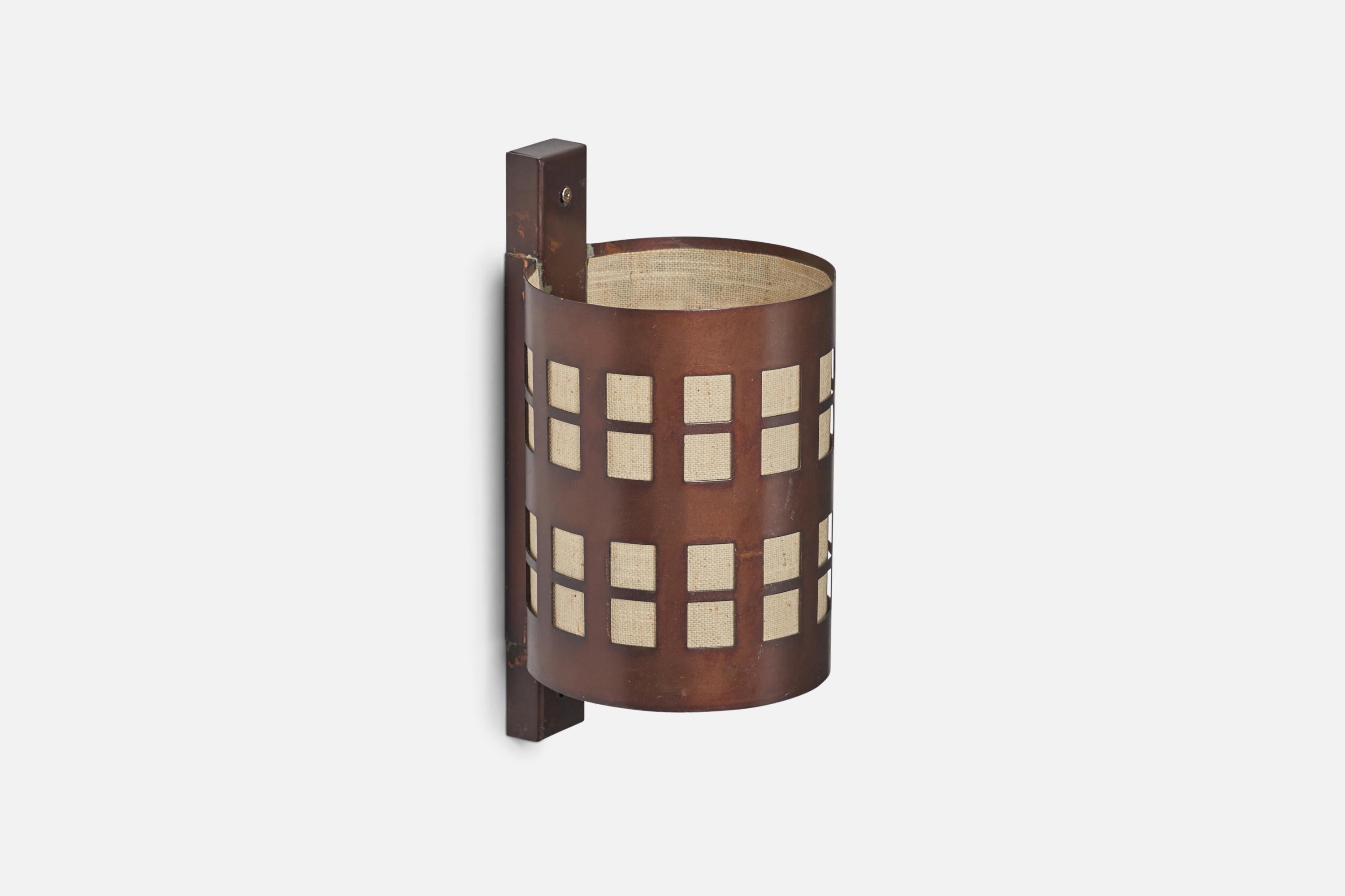 A pair of copper, burlap wall lights designed and produced by Nils Ledung, Sweden, 1970s.

Dimensions of Back Plate (inches) : 10.4 x 1.4 x 0.7 (Height x Width x Depth)

Sockets take standard E-26 medium base bulbs.

There is no maximum