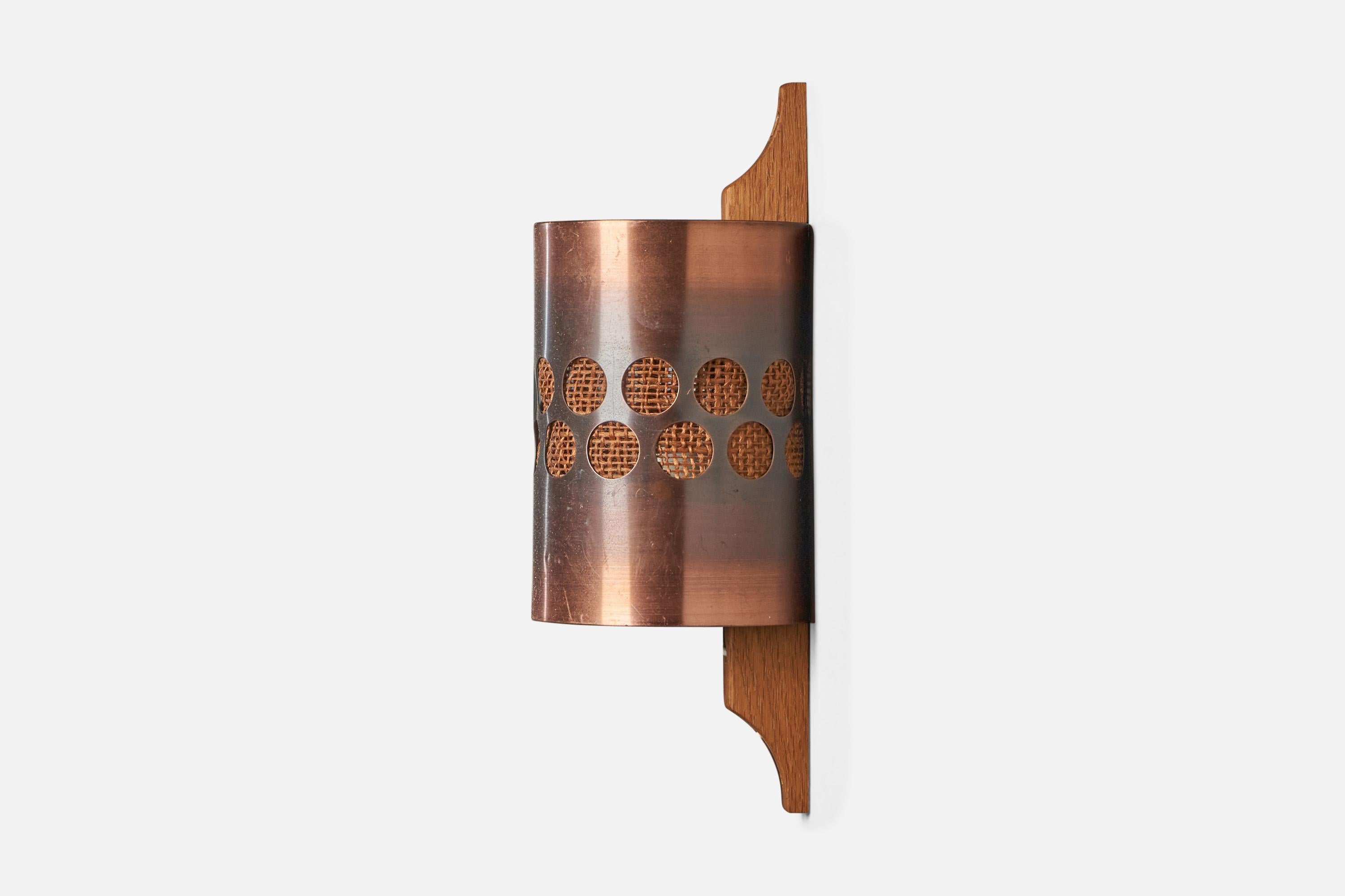 A pair of oak, burnished copper and raffia wall light, designed and produced by Nils Ledung, Bankaryd, Sweden, c. 1960s.

Overall Dimensions (inches): 11.25