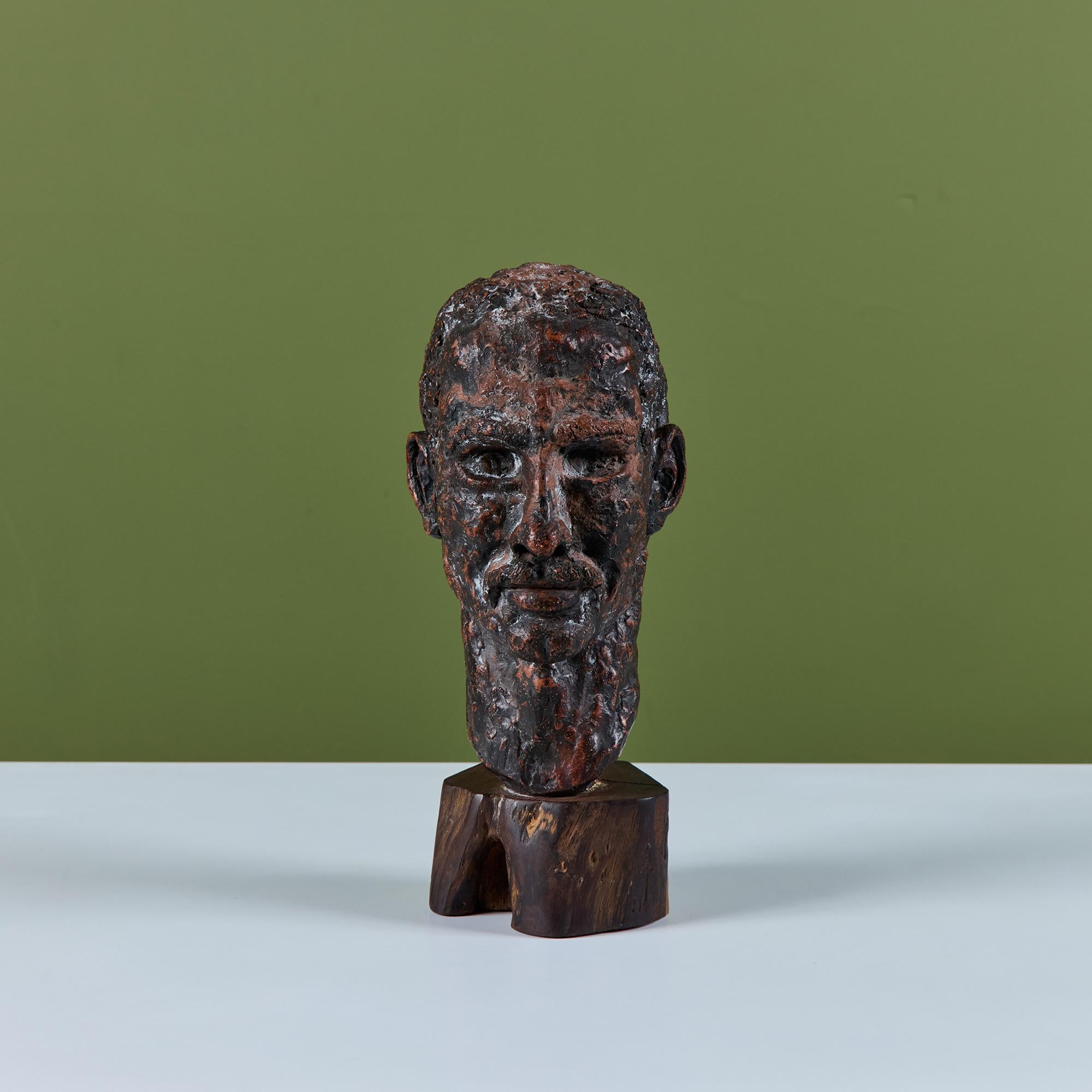 Busto in gesso di un uomo nello stile del designer svedese Nils Sjogren. La scultura presenta un uomo con baffi e capelli ricci montato su una base di legno a forma libera.

Dimensioni
5