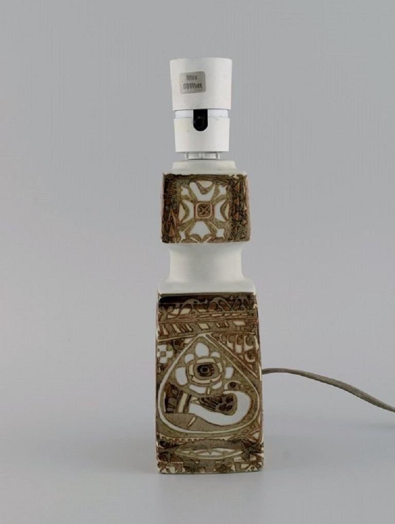 Nils Thorsson et Johanne Gerber pour Aluminia, Royal Copenhagen. 
Lampe de table Baca avec glaçure à motifs en sable et abat-jour brun clair. années 60/70.
Mesures : 20 x 7 cm (ex. Socket).
En parfait état.
Estampillé.
1ère qualité d'usine.