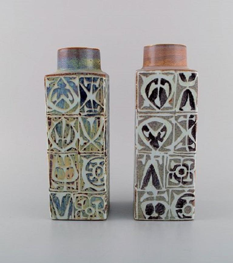 Nils Thorsson and Johanne Gerber for Aluminia, Royal Copenhagen.
Two Baca vases with patterned glaze in shades of green, blue and brown, 1960s.
Measures: 22 x 7.5 cm.
In excellent condition.
Stamped.