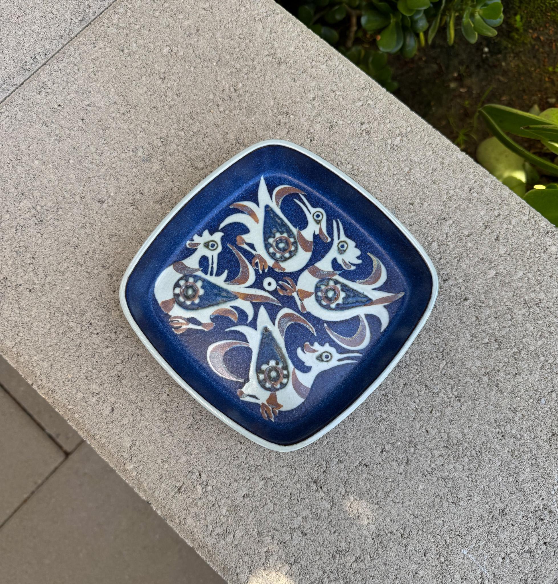 Bol / plateau en céramique de Nils Thorsson avec motif d'oiseaux pour Royal Copenhagen, Danemark, c.1960.  La marque du fabricant figure au bas de l'emballage.