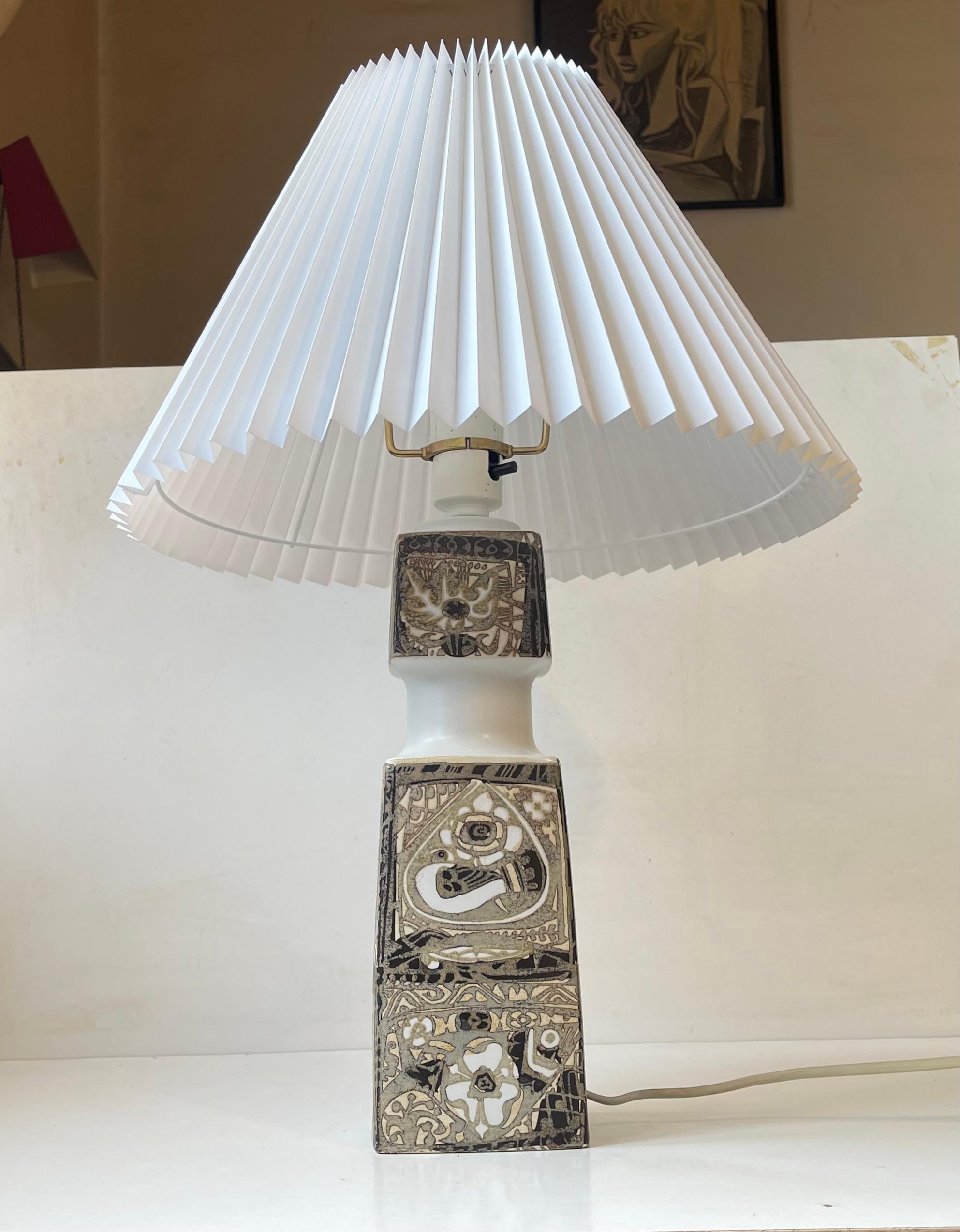 Monumentale Keramik-Tischlampe 'Baca', entworfen von Nils Thorsson für Royal Copenhagen und Fog & Mørup um 1970. Sie weist ein taktiles abstraktes Dekor auf, das mit eathetischen Glasuren ausgeführt ist. Der Ein/Aus-Schalter ist an der Steckdose
