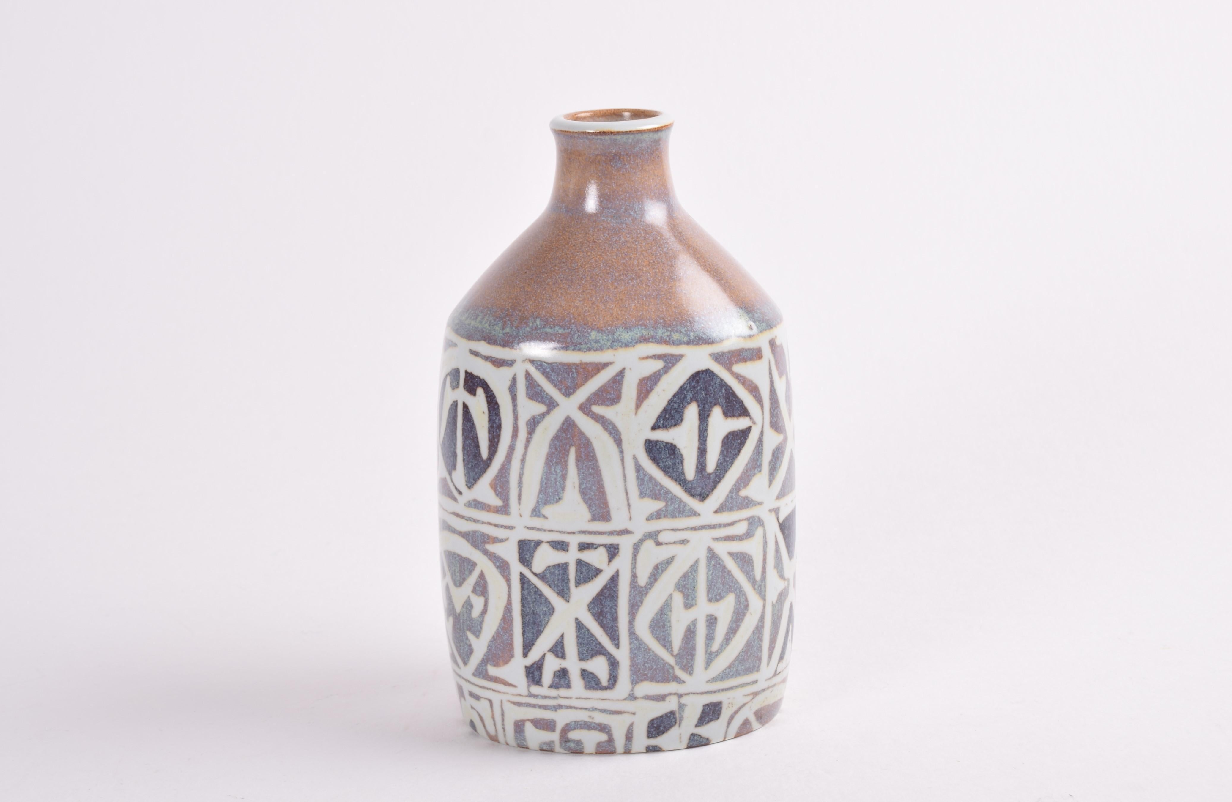 Nils Thorsson für Aluminia Baca, Flask-Vase, abstraktes Dekor, dänische Keramik, 1960er-Jahre (Dänisch) im Angebot