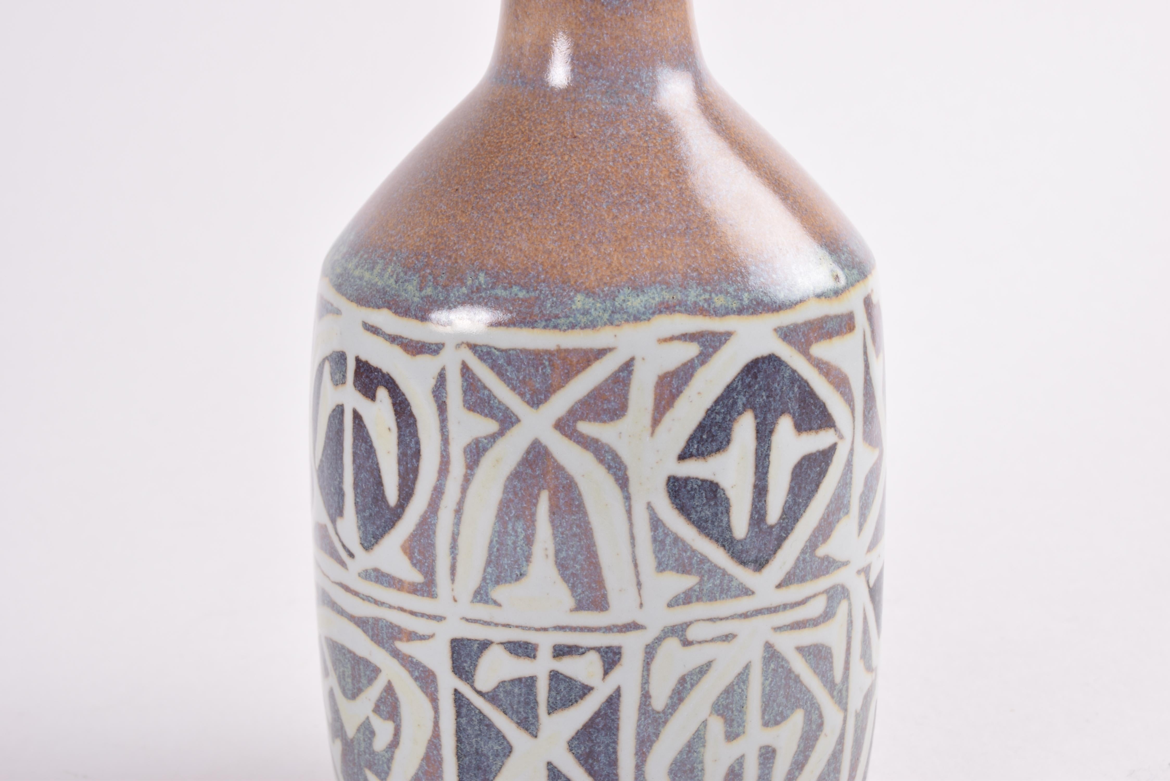 Vase Flask de Nils Thorsson pour Aluminia Baca à décor abstrait, céramique danoise, années 1960 Bon état - En vente à Aarhus C, DK
