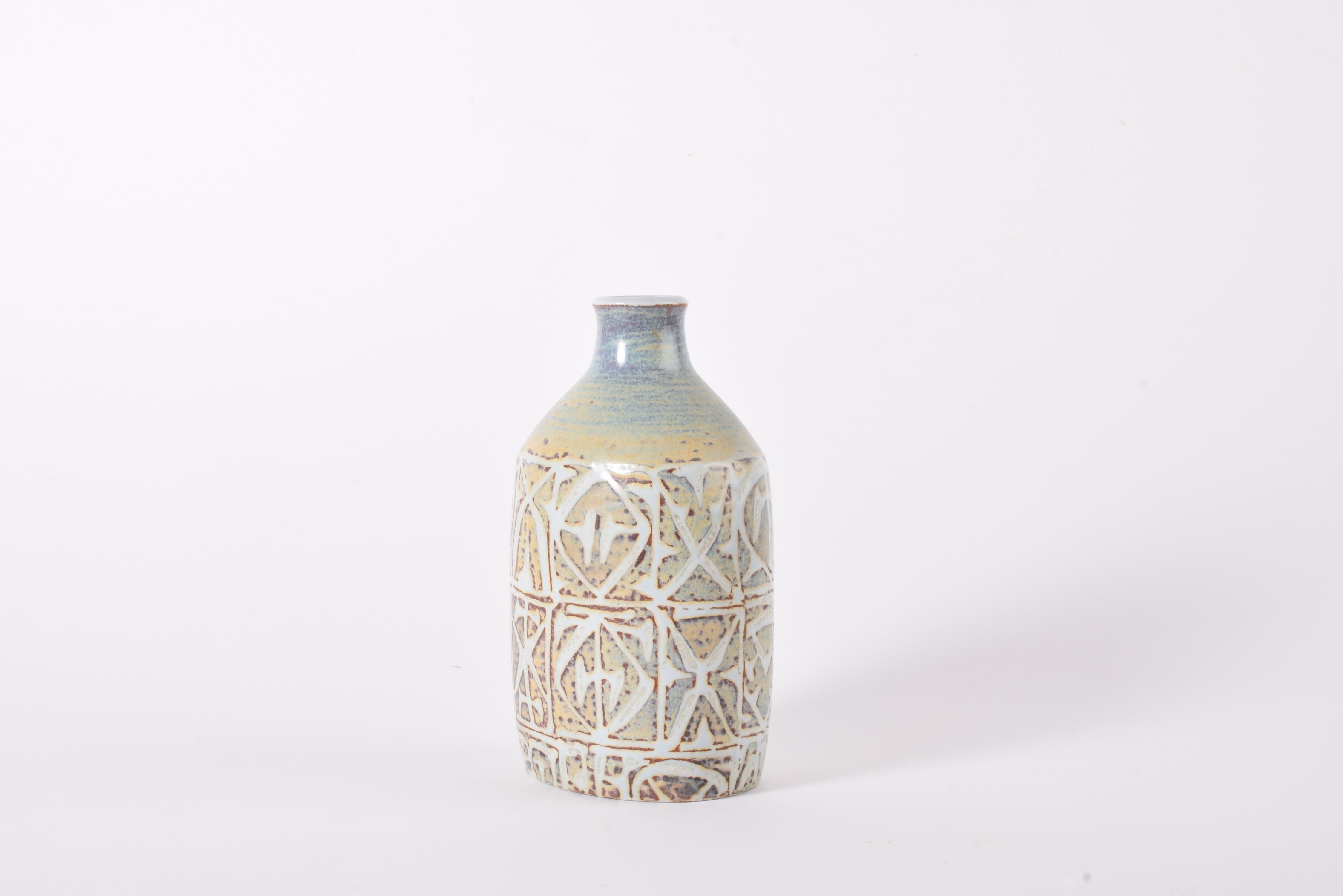 Scandinavo moderno Nils Thorsson per Aluminia Baca Vaso a fiasco con motivo astratto Ceramica danese 1960s in vendita