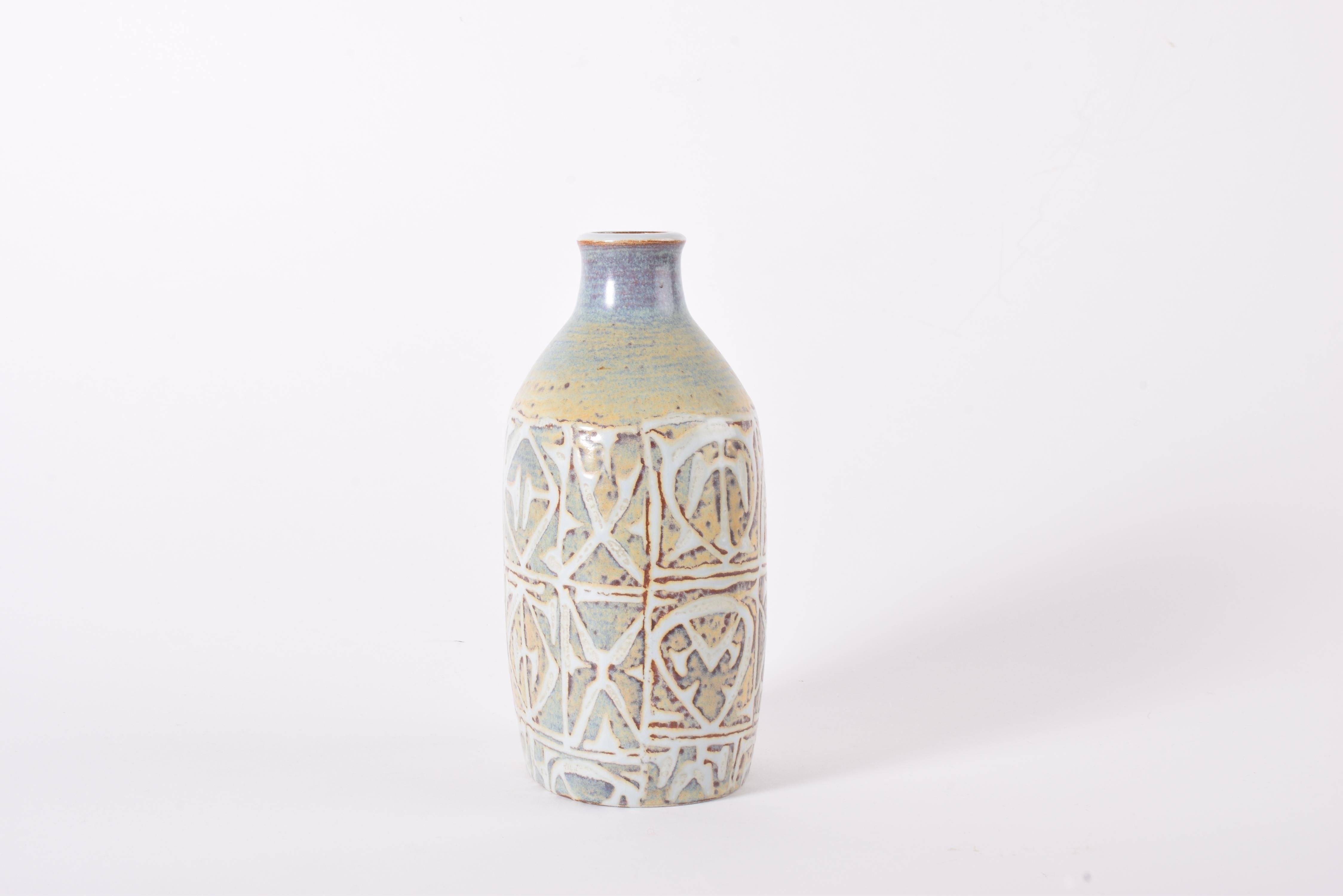 Nils Thorsson per Aluminia Baca Vaso a fiasco con motivo astratto Ceramica danese 1960s In condizioni buone in vendita a Silkeborg, Silkeborg