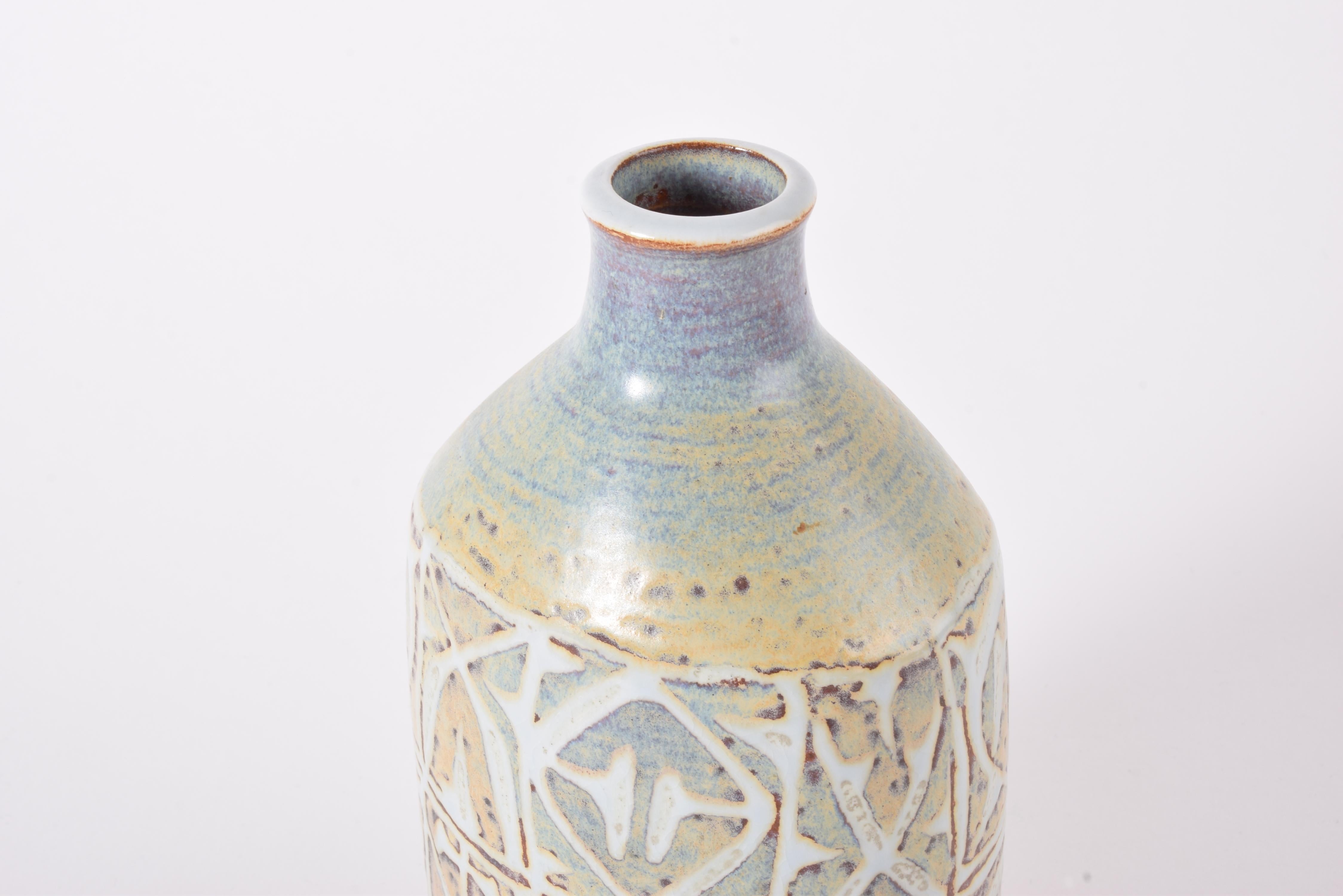 Metà XX secolo Nils Thorsson per Aluminia Baca Vaso a fiasco con motivo astratto Ceramica danese 1960s in vendita