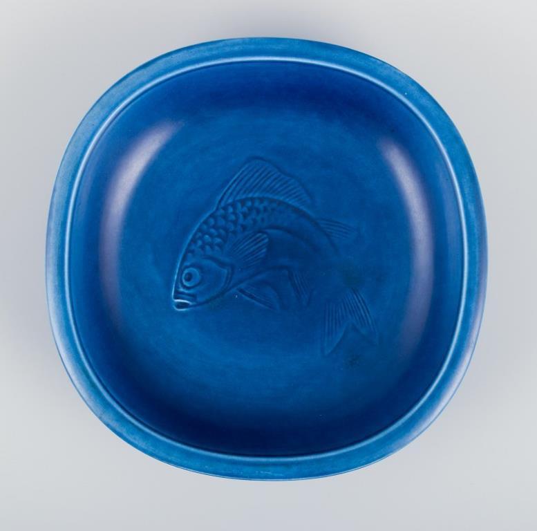 Scandinavo moderno Nils Thorsson per Aluminia. Ciotola in faience con finitura smaltata blu. Metà del XX secolo. in vendita