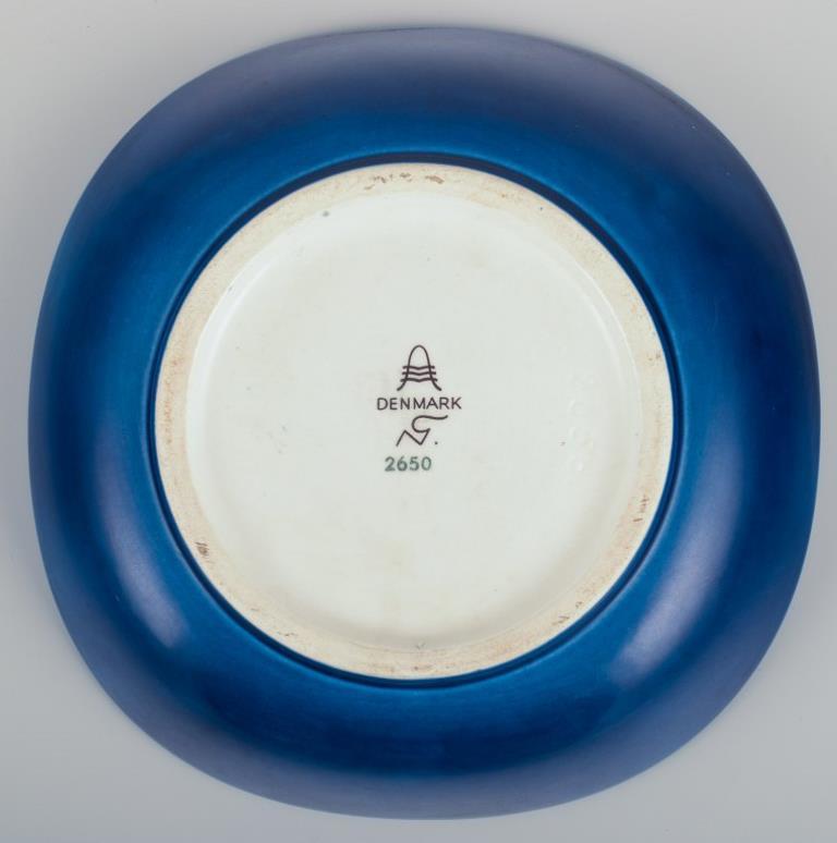 Nils Thorsson per Aluminia. Ciotola in faience con finitura smaltata blu. Metà del XX secolo. In condizioni ottime in vendita a Copenhagen, DK