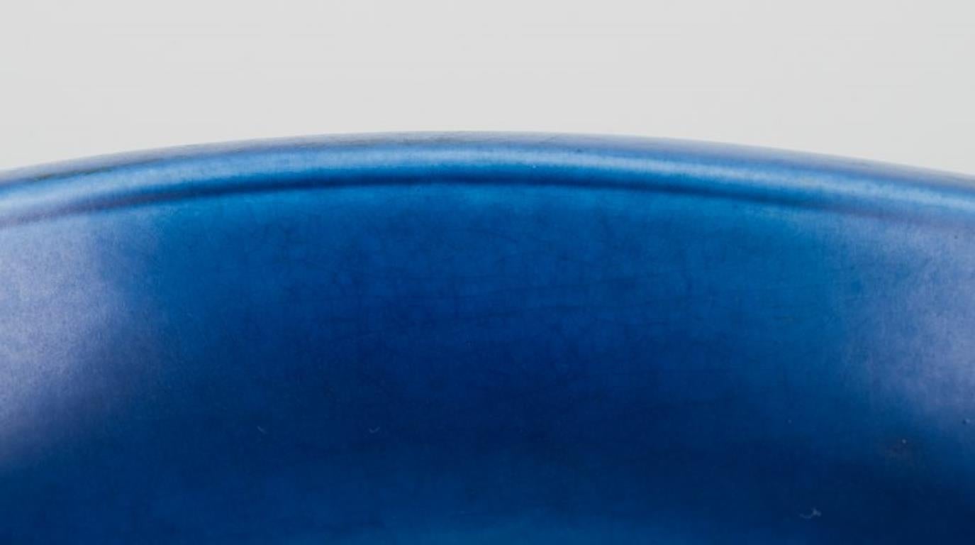 Nils Thorsson per Aluminia. Ciotola in faience con finitura smaltata blu. Metà del XX secolo. in vendita 1