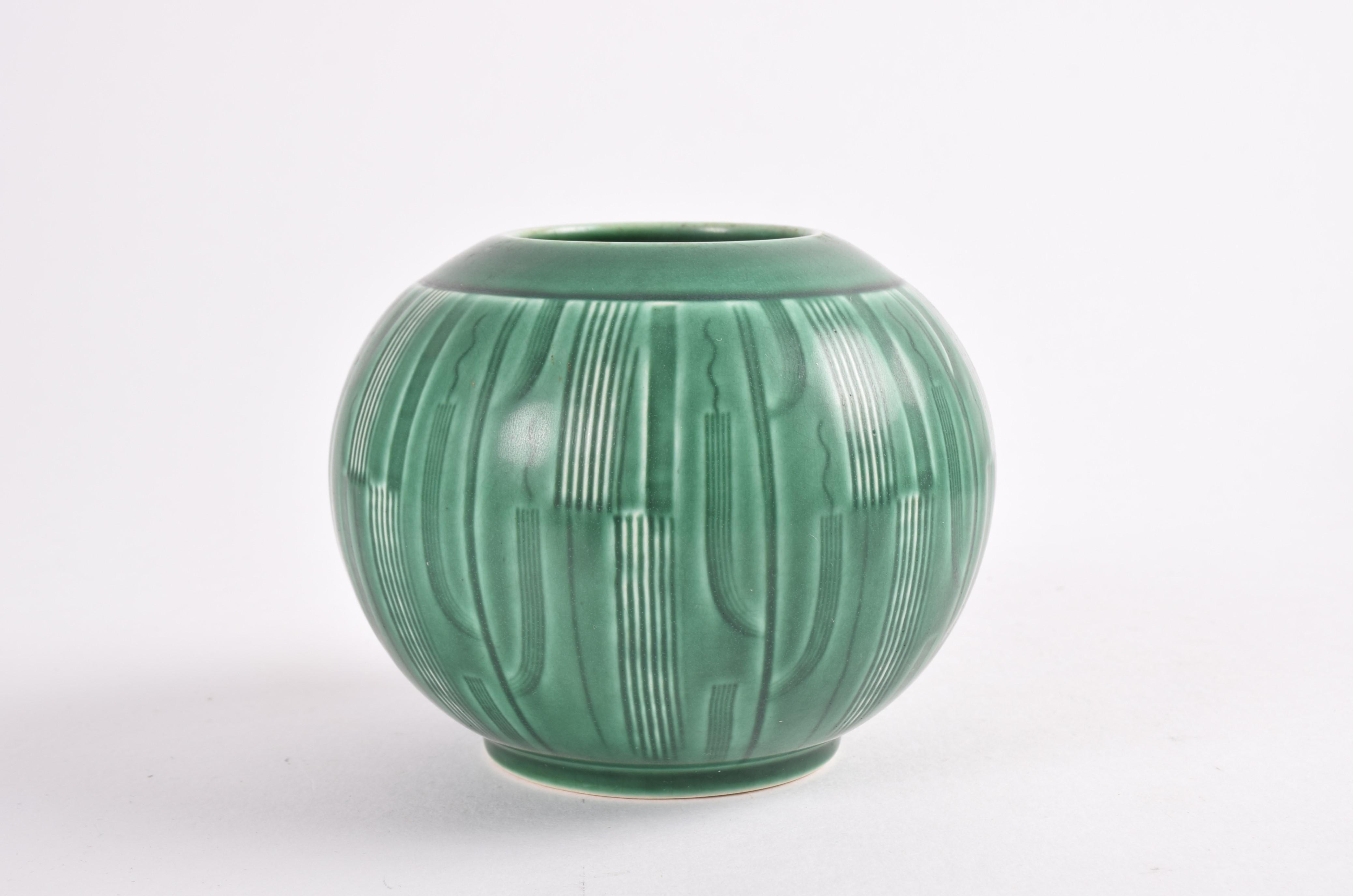 Dänische Art Deco Vase von Nils Thorsson für Aluminia (späterer Markenname Royal Copenhagen). Die Vase stammt aus der Serie 