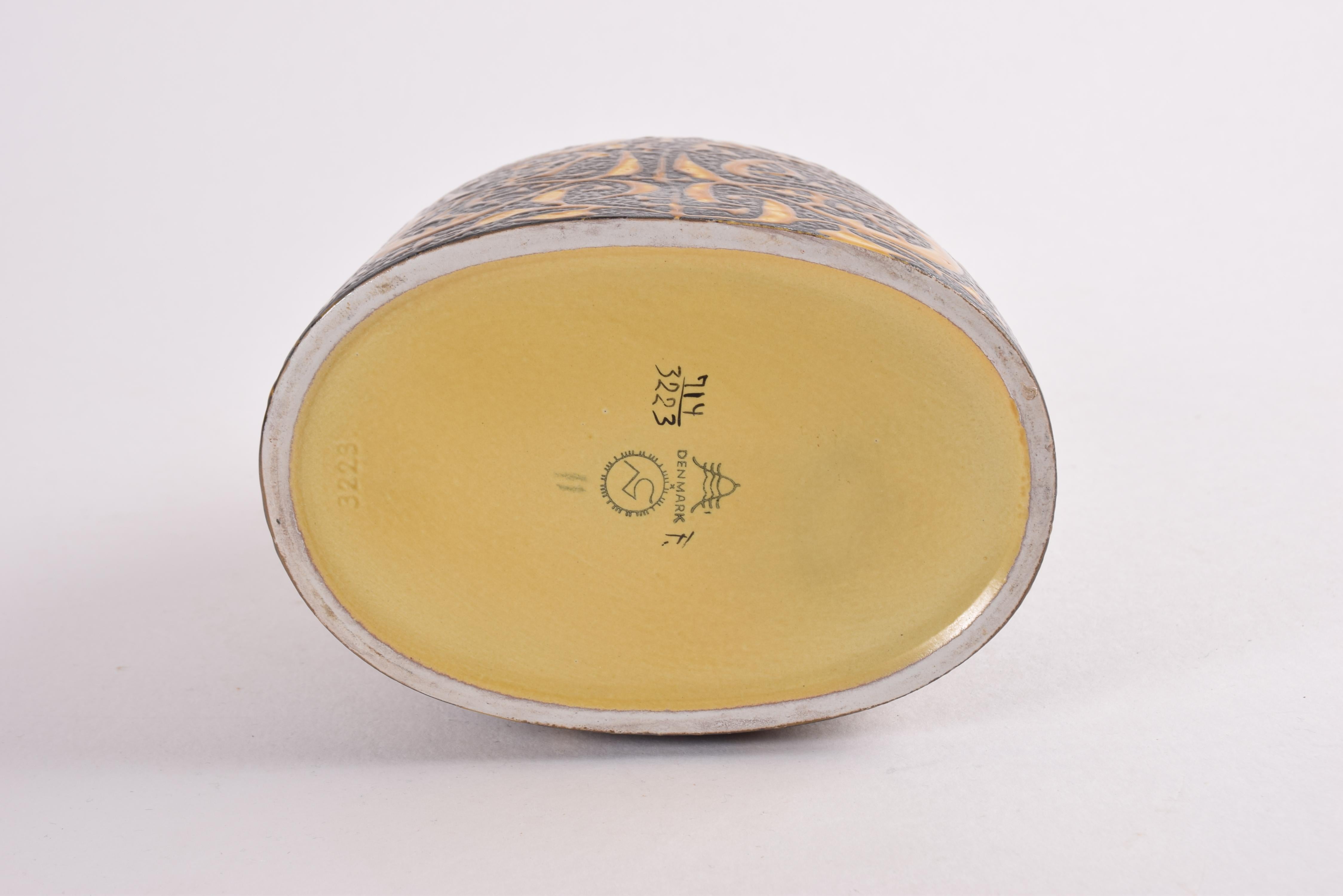 Nils Thorsson per Aluminia Royal Copenhagen Vaso Baca Nero Giallo Danese 1960s in vendita 7