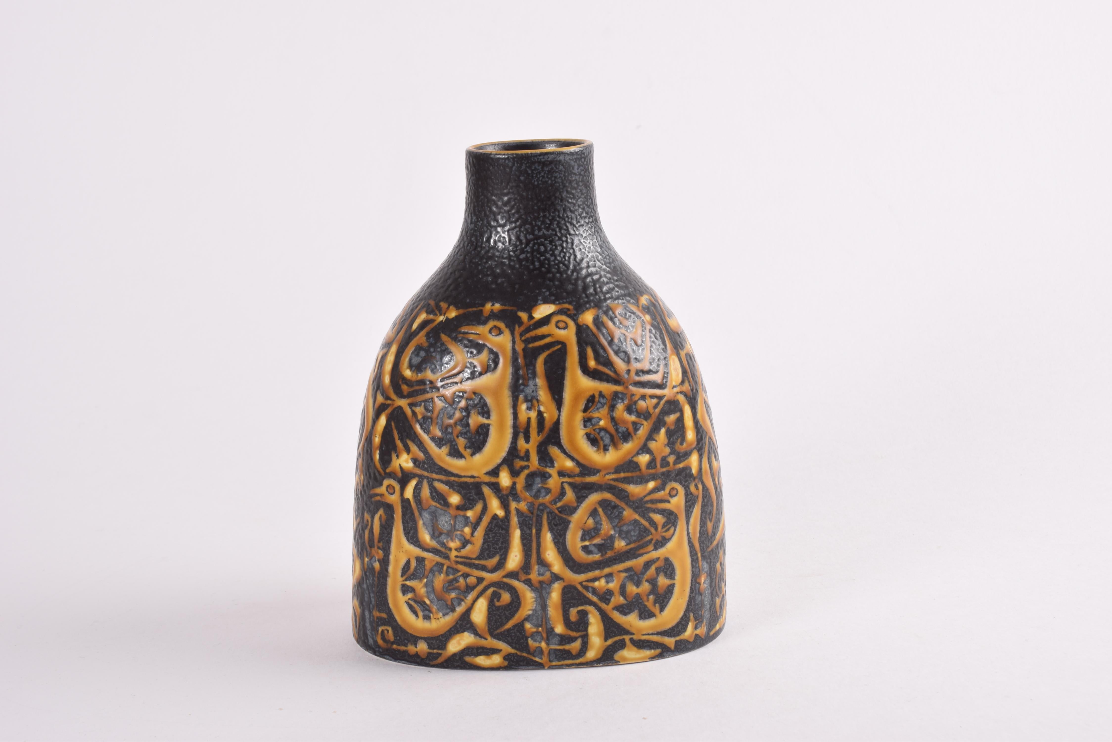 Scandinavo moderno Nils Thorsson per Aluminia Royal Copenhagen Vaso Baca Nero Giallo Danese 1960s in vendita