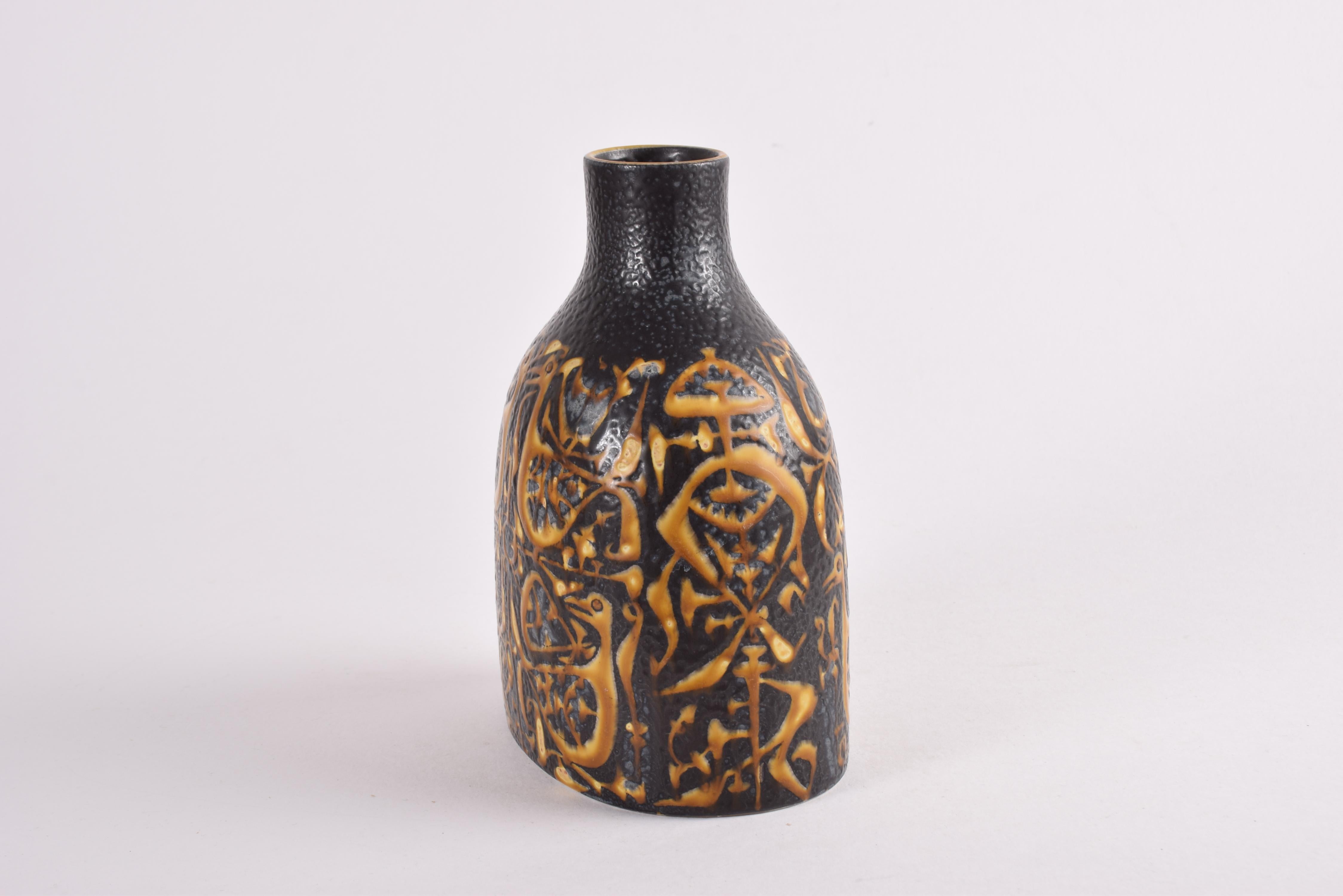 Nils Thorsson per Aluminia Royal Copenhagen Vaso Baca Nero Giallo Danese 1960s In condizioni buone in vendita a Silkeborg, Silkeborg