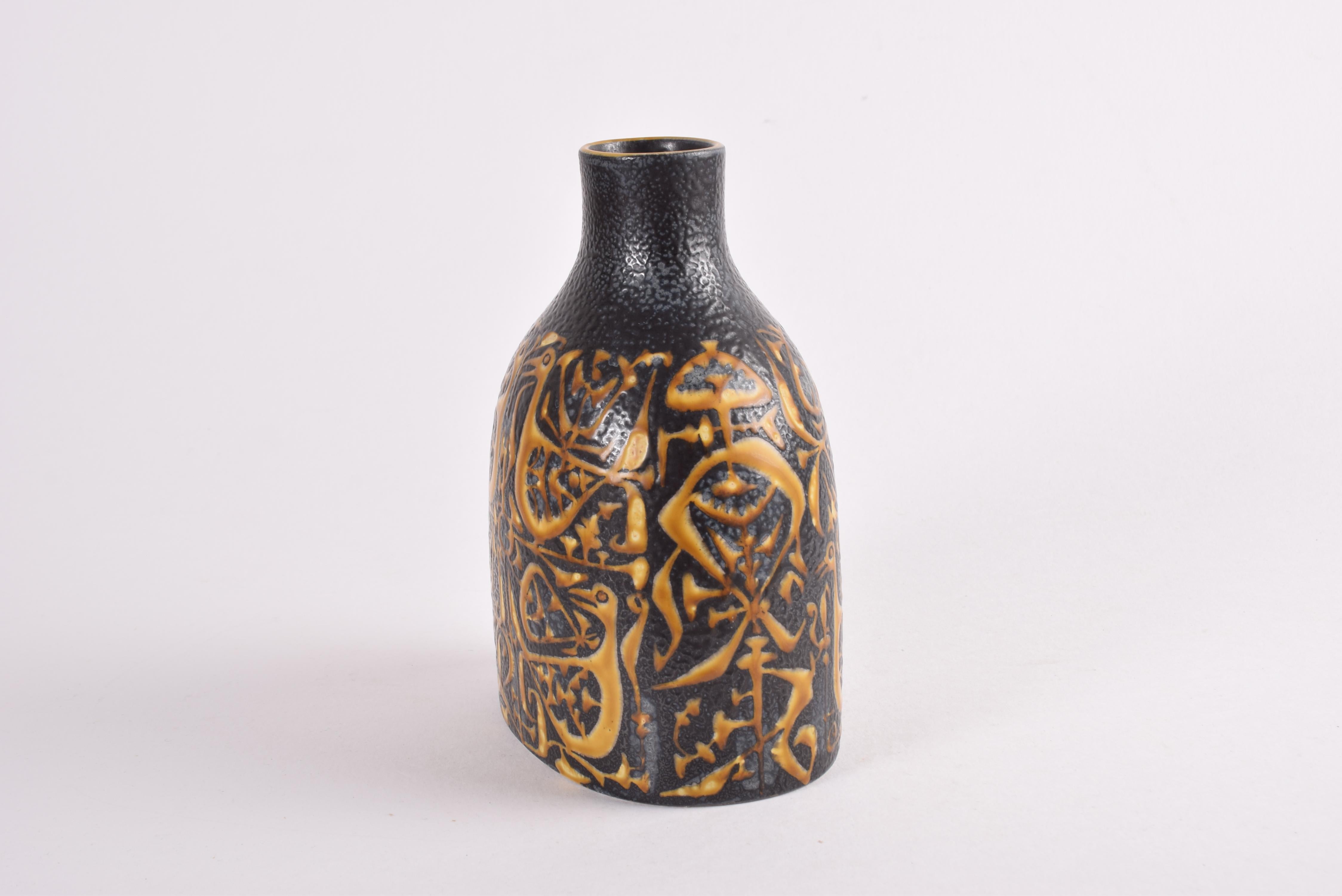 Metà XX secolo Nils Thorsson per Aluminia Royal Copenhagen Vaso Baca Nero Giallo Danese 1960s in vendita