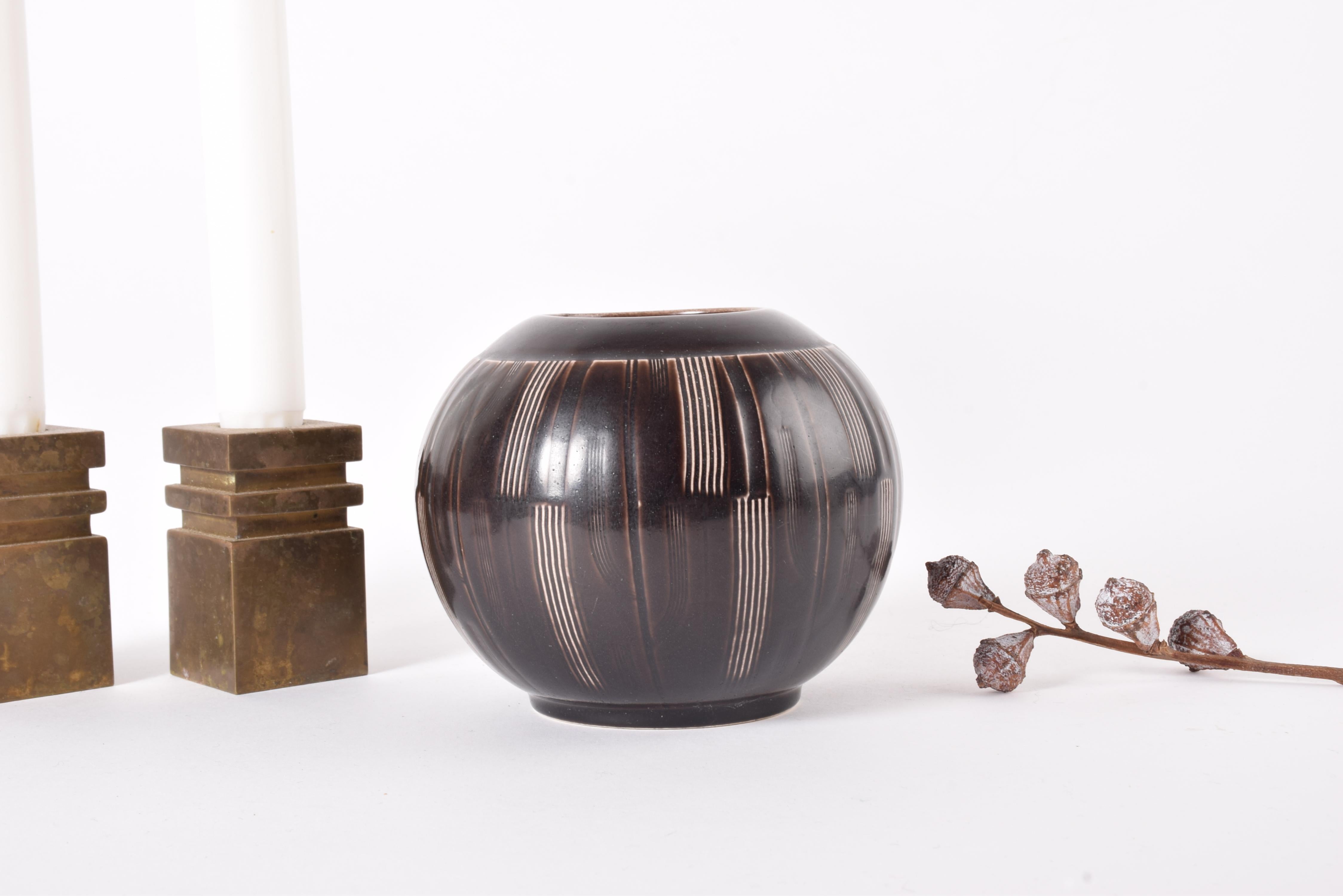 Vaso danese Art Deco di Nils Thorsson per Aluminia (in seguito marchio Royal Copenhagen). Il vaso appartiene alla serie 