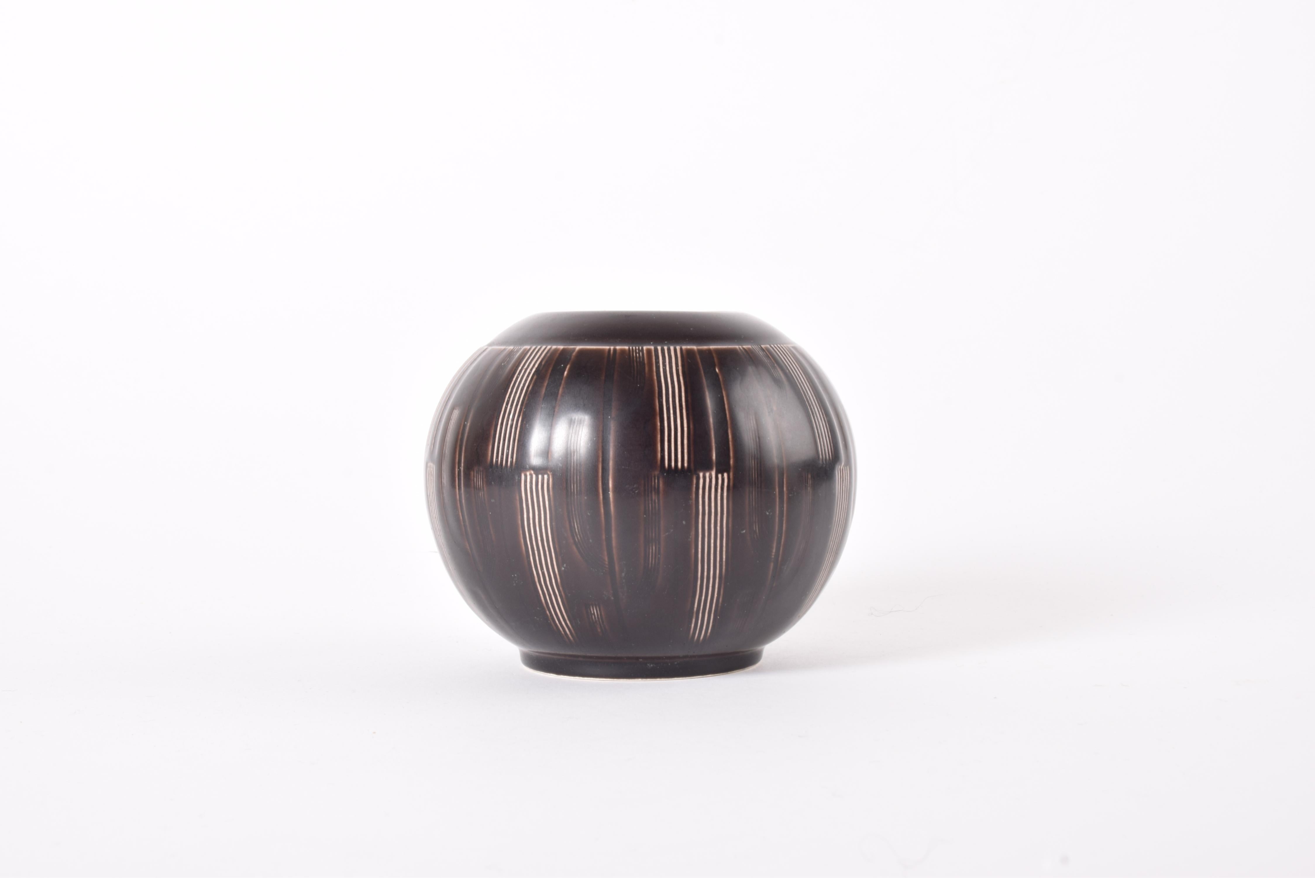 Art Déco Nils Thorsson per Aluminia Solbjerg Vaso a forma di palla marrone, Art Deco danese anni '30 in vendita