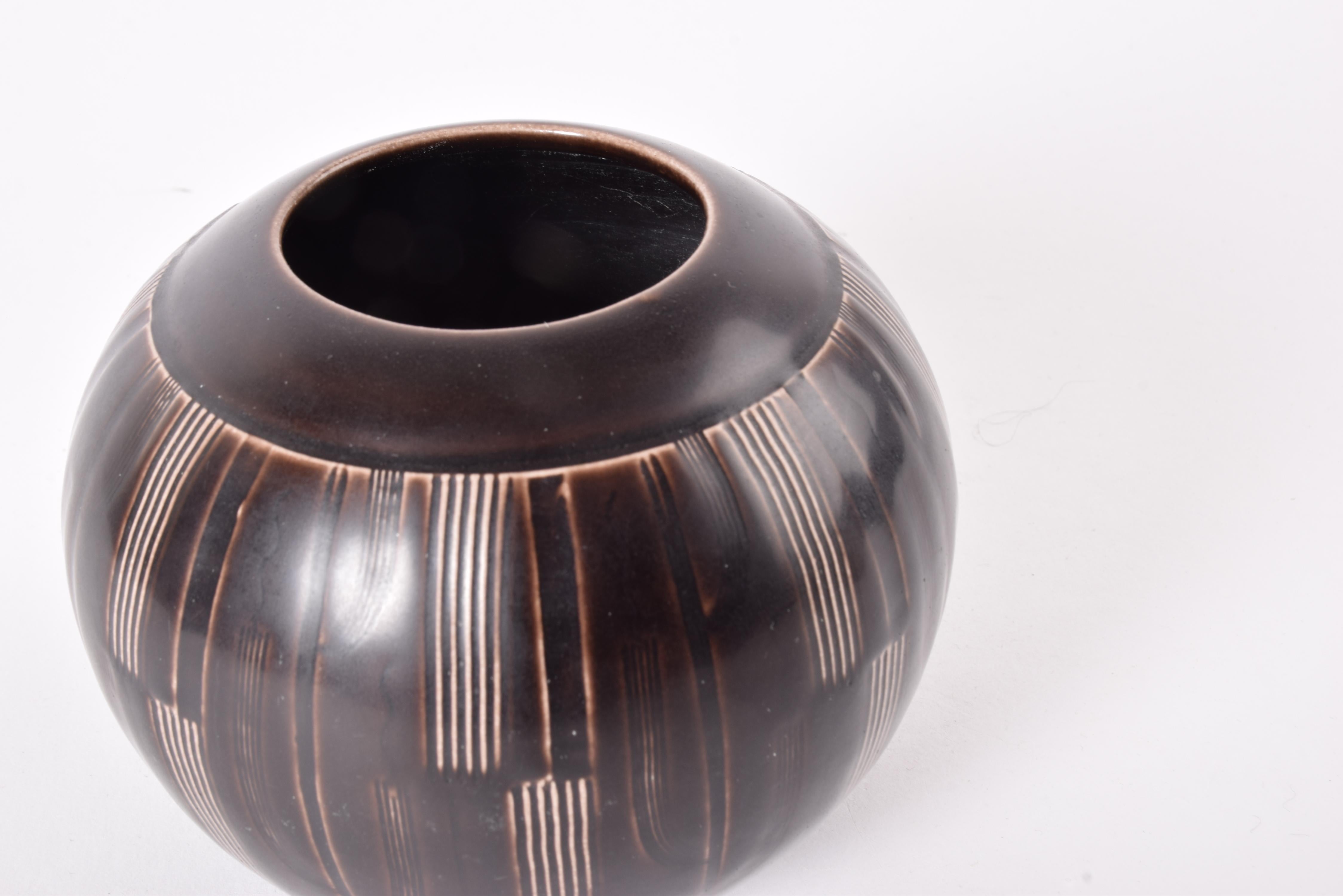 Metà XX secolo Nils Thorsson per Aluminia Solbjerg Vaso a forma di palla marrone, Art Deco danese anni '30 in vendita