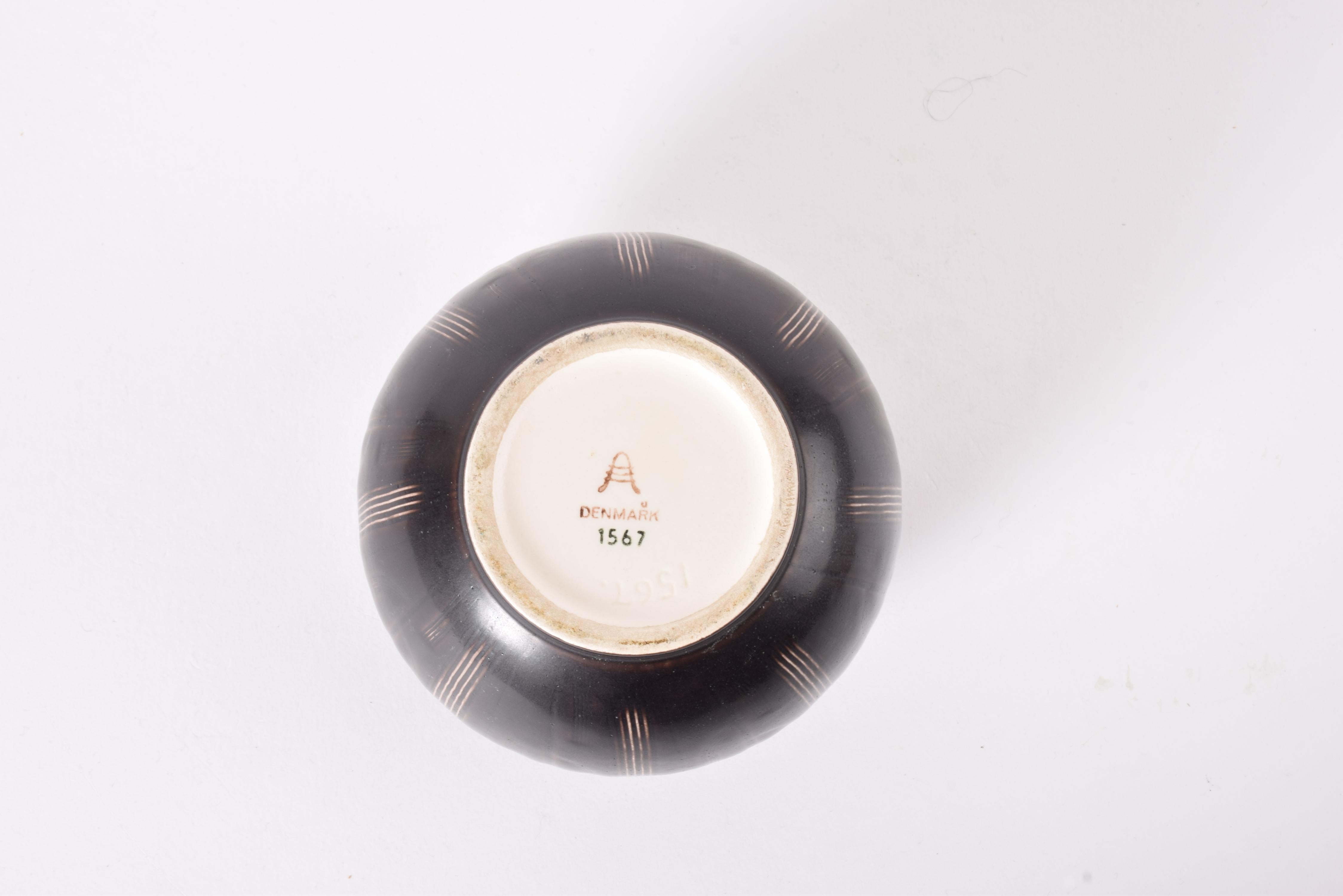 Nils Thorsson per Aluminia Solbjerg Vaso a forma di palla marrone, Art Deco danese anni '30 in vendita 1