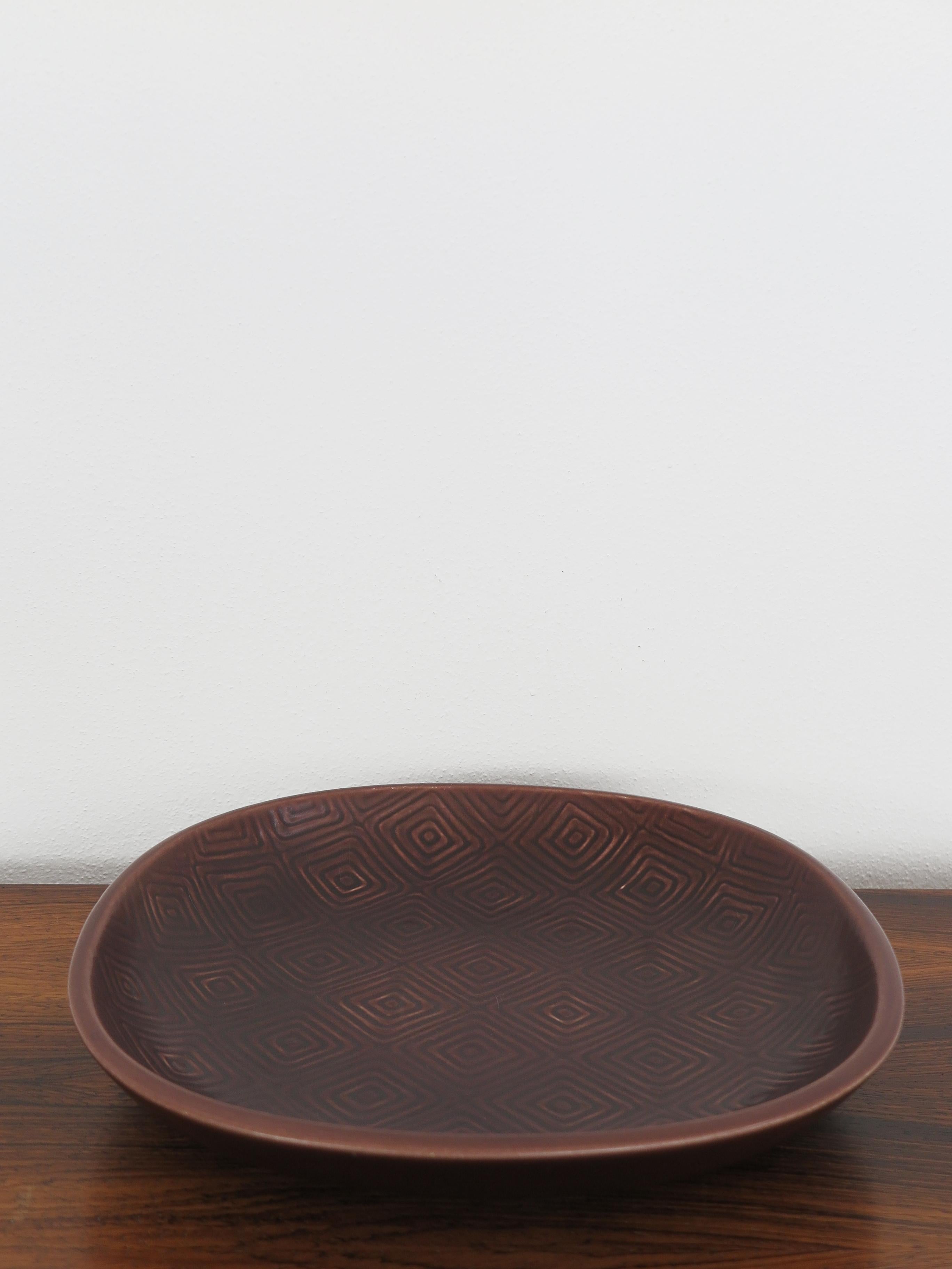 Scandinavian Midcentury Modern Design Aluminia Marselis serie large ceramic centerpiece with matt glazed designed by Nils Thorsson for Royal Copenaghen, Denmark 1950s.