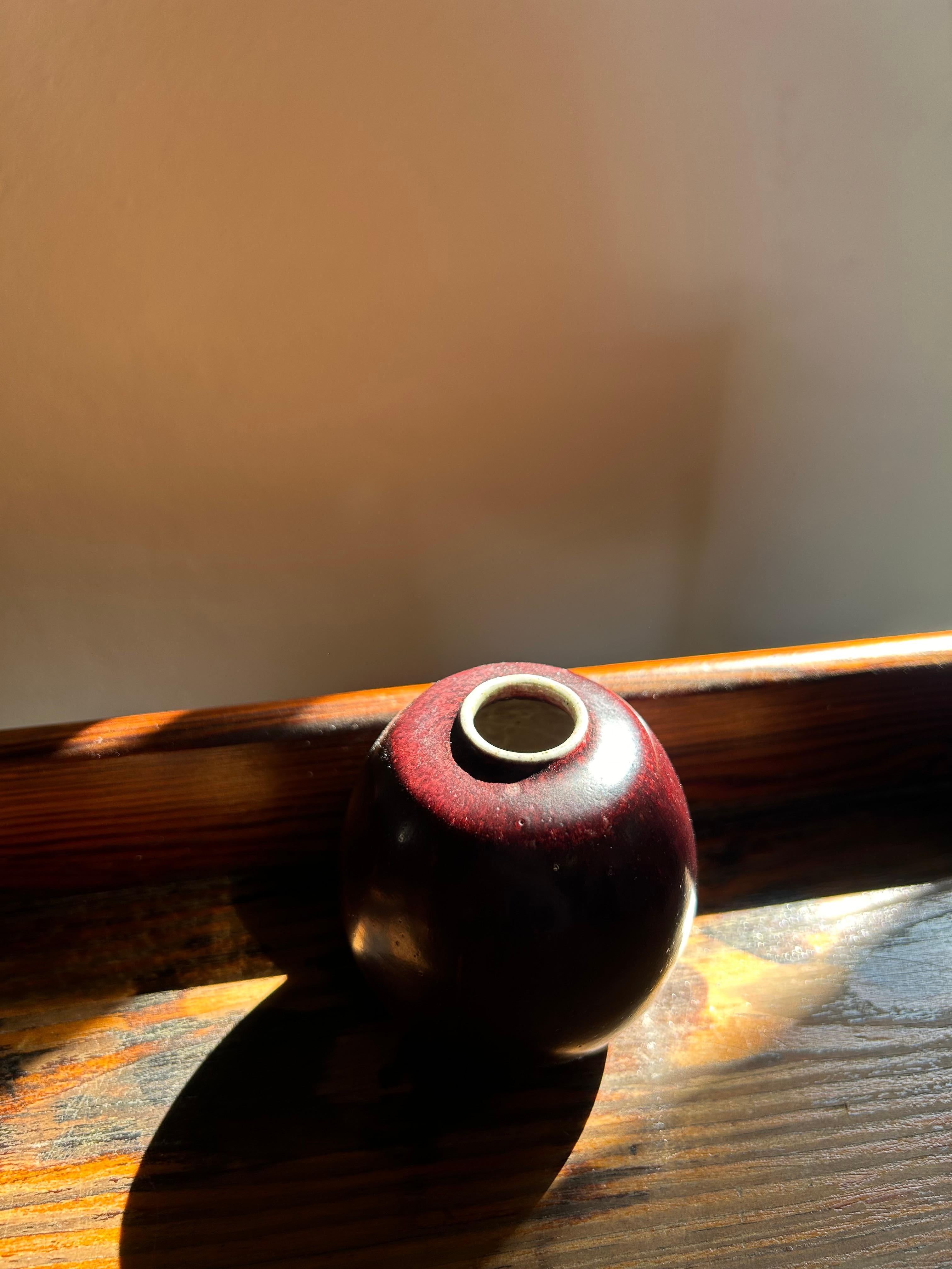 Raro vaso in miniatura di Nils Thorsson con uno splendido smalto al sangue di bue realizzato nel laboratorio di Royal Copenhagen nel 1966.
Il vaso è in perfette condizioni originali con leggerissimi segni d'uso dovuti alla manipolazione del vaso.
Il