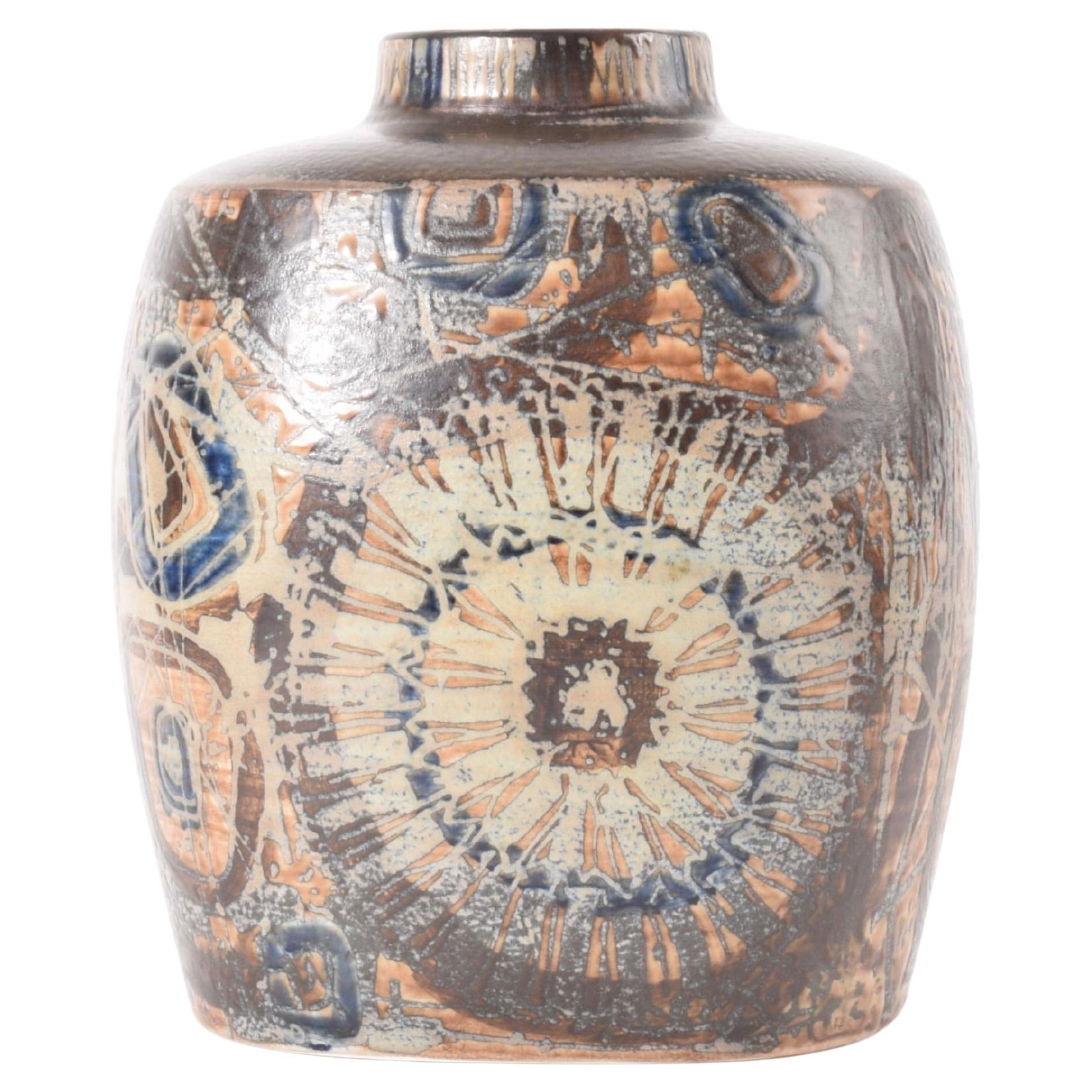 Nils Thorsson para Royal Copenhagen Jarrón "Baca" marrón con capullos, Danés moderno Años 70 en venta