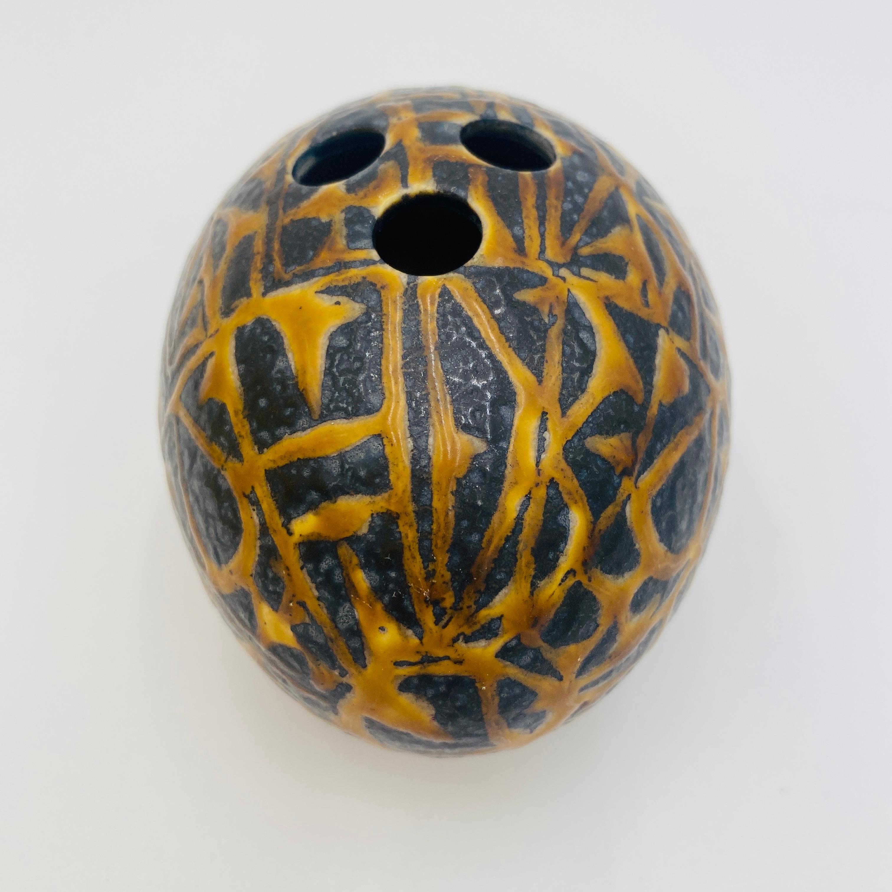 Céramique Nils Thorsson pour Royal Copenhagen Vase Baca en forme d'œuf Danemark, 1970 en vente