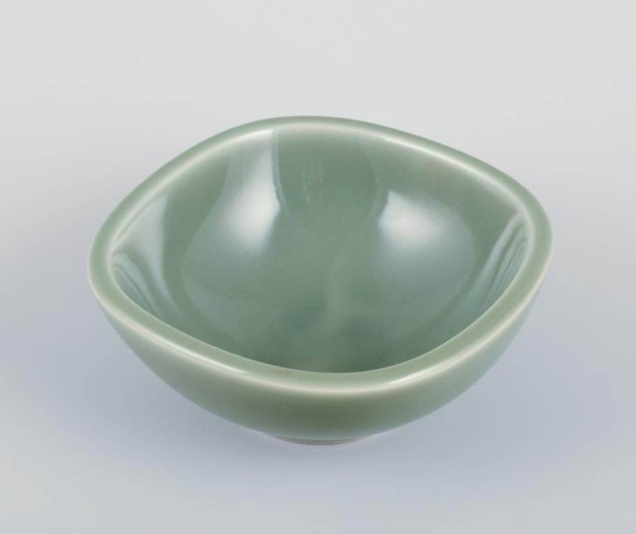 Scandinavo moderno Nils Thorsson per Royal Copenhagen. Ciotola in ceramica con smalto celadon. in vendita