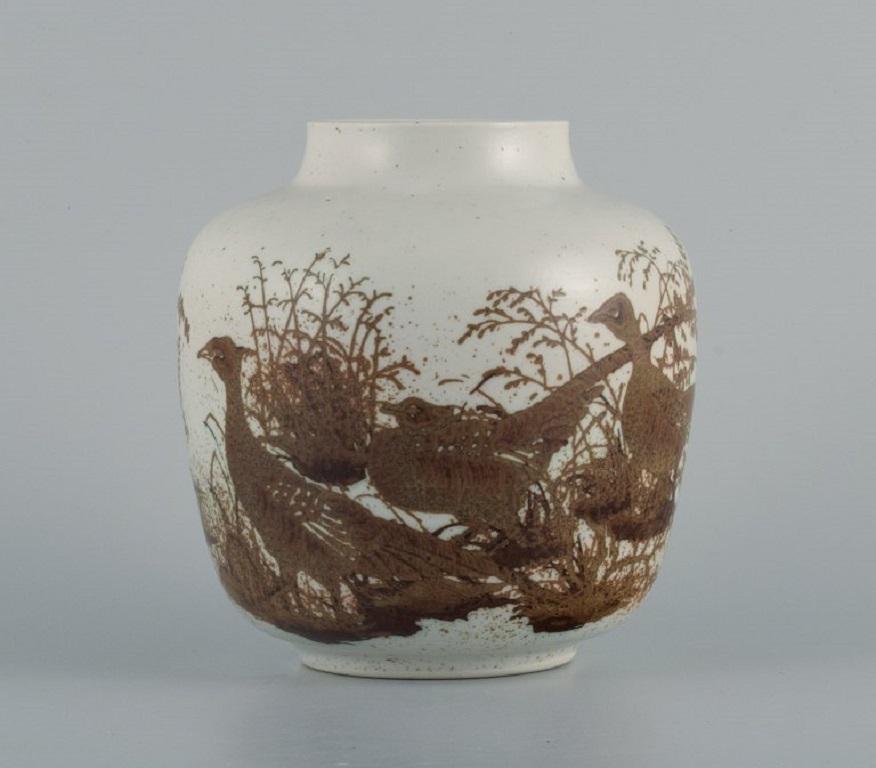 Nils Thorsson pour Royal Copenhagen, vase en faïence.
Numéro de modèle 1062/5357.
1980s.
En très bon état.
Dimensions : D 16,0 x h 17,0 cm.

